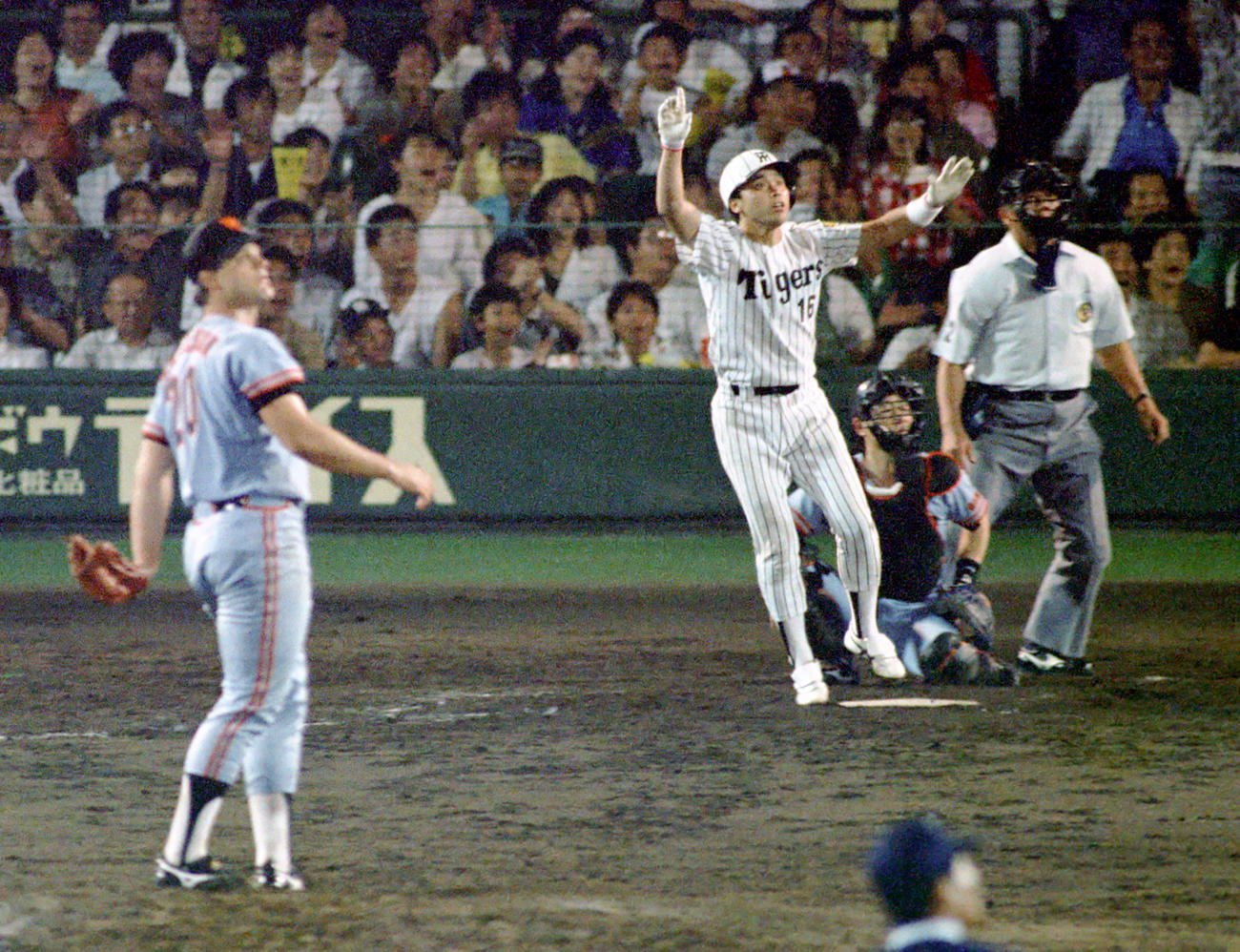 89年6月25日、巨人戦の8回、阪神岡田は左翼ポール際に逆転満塁本塁打を放ち喜びを爆発させる。投手はガリクソン
