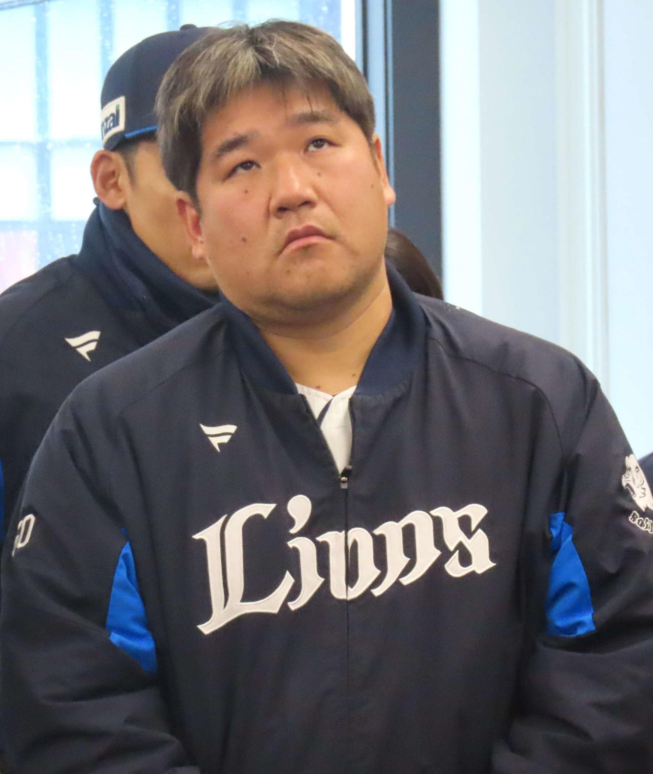 ライオンズ整形外科クリニックで理学療法士の説明に耳を傾ける西武中村剛（撮影・黒須亮）