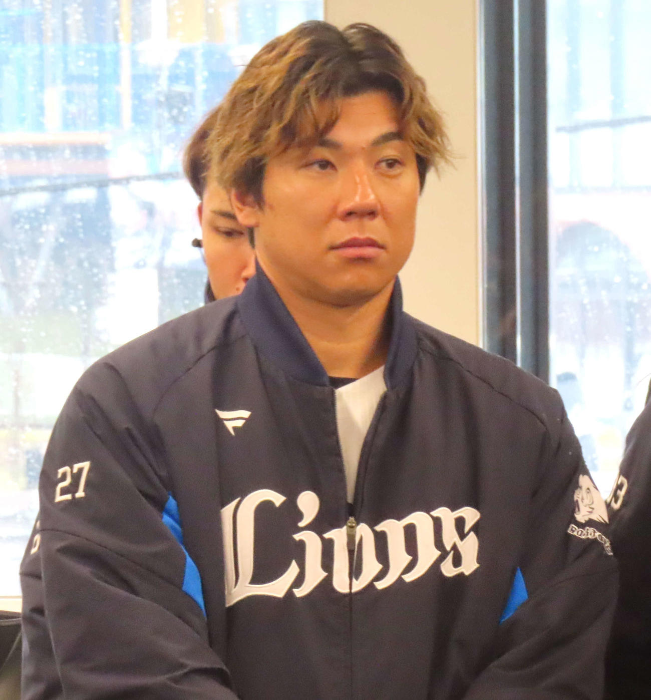 ライオンズ整形外科クリニックで理学療法士の説明に耳を傾ける西武炭谷（撮影・黒須亮）