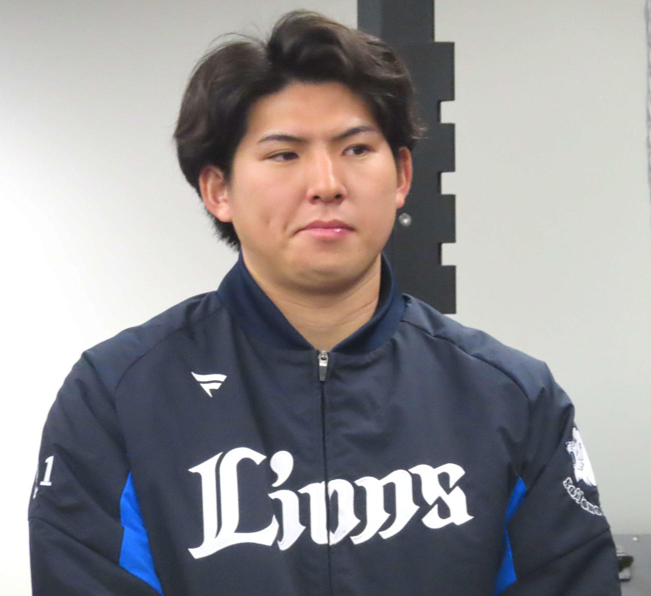 ライオンズ整形外科クリニックで理学療法士の説明に耳を傾ける西武武内（撮影・黒須亮）