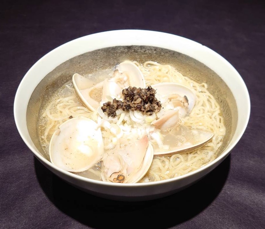 エスコンフィールドで販売される「トリュフラーメン」（C）H.N.F.