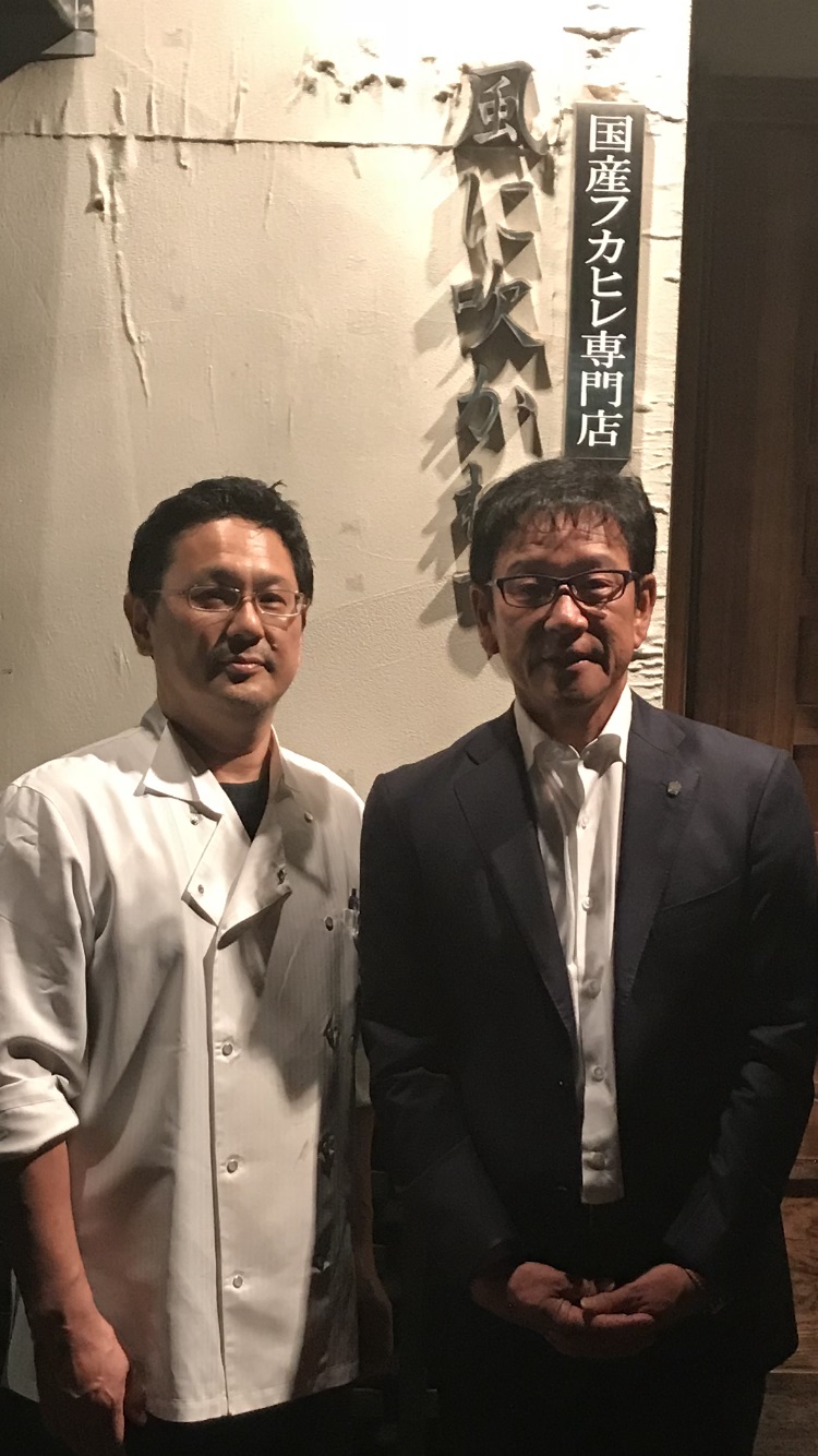 「風に吹かれて」の加藤さん（左）と日本ハム栗山CBO（C）H.N.F.