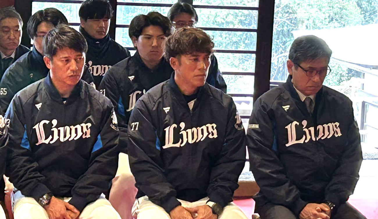 狭山不動尊で必勝祈願を行う前列左から平石ヘッドコーチ、松井監督、奥村球団社長（撮影・黒須亮）