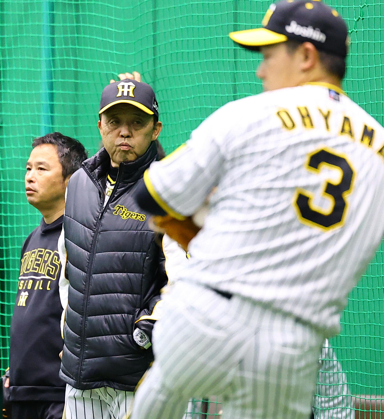 大山（手前）らの練習を見つめる阪神岡田監督（撮影・藤尾明華）