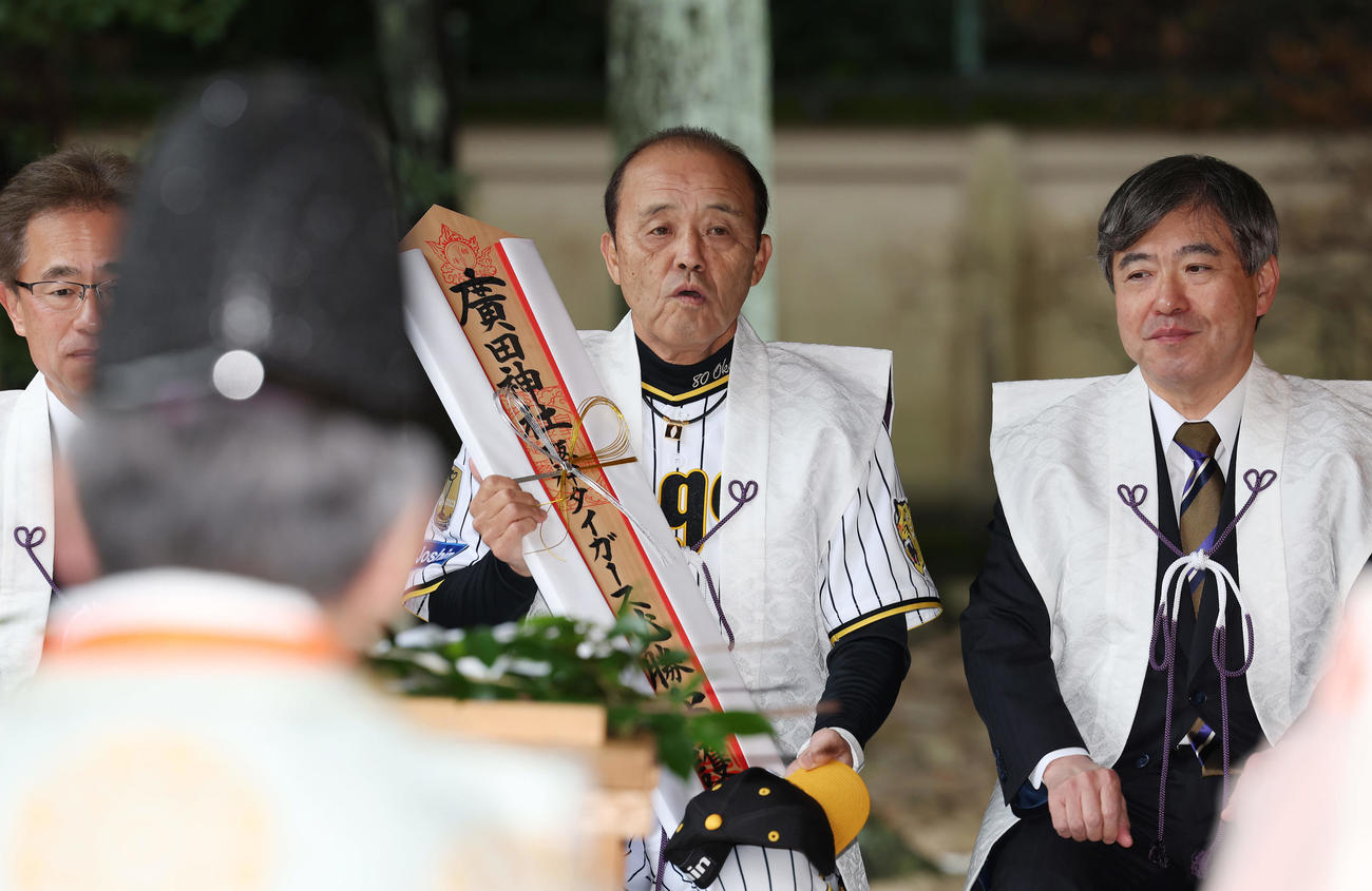 広田神社で必勝祈願を行った阪神岡田監督（中央）。左は粟井球団社長、右は杉山オーナー（撮影・前田充）