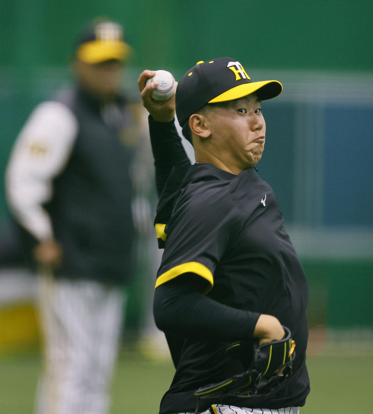 岡田監督（奥）が見つめる中、キャッチボールをする阪神門別（撮影・藤尾明華）