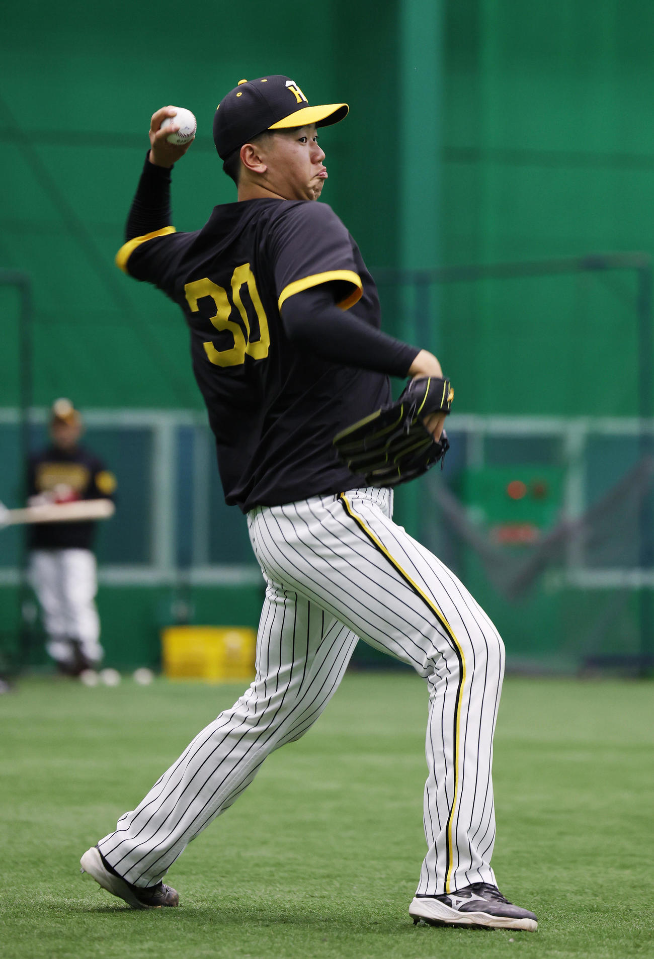 キャッチボールする阪神門別（撮影・前田充）