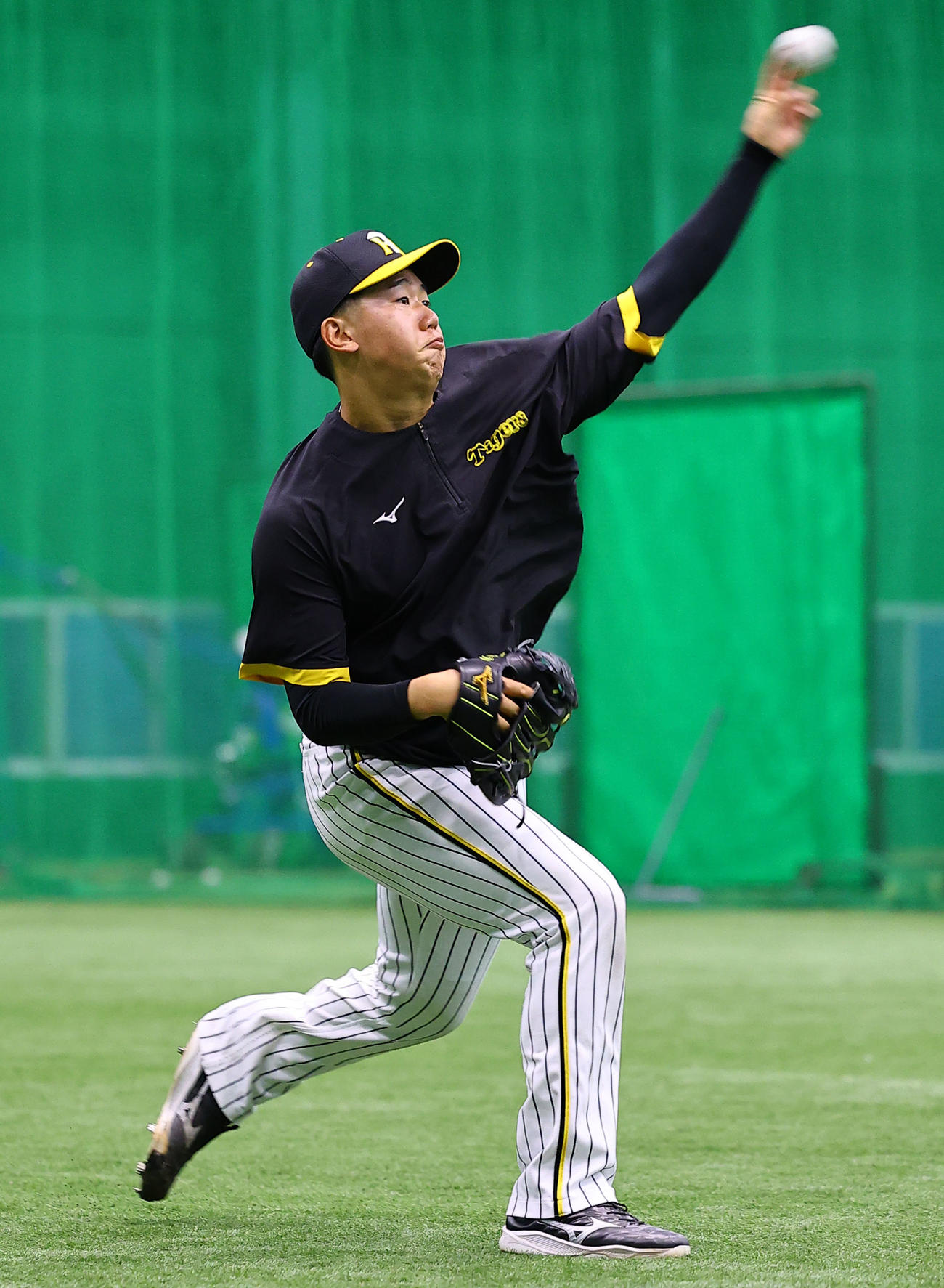 キャッチボールをする阪神門別（撮影・藤尾明華）