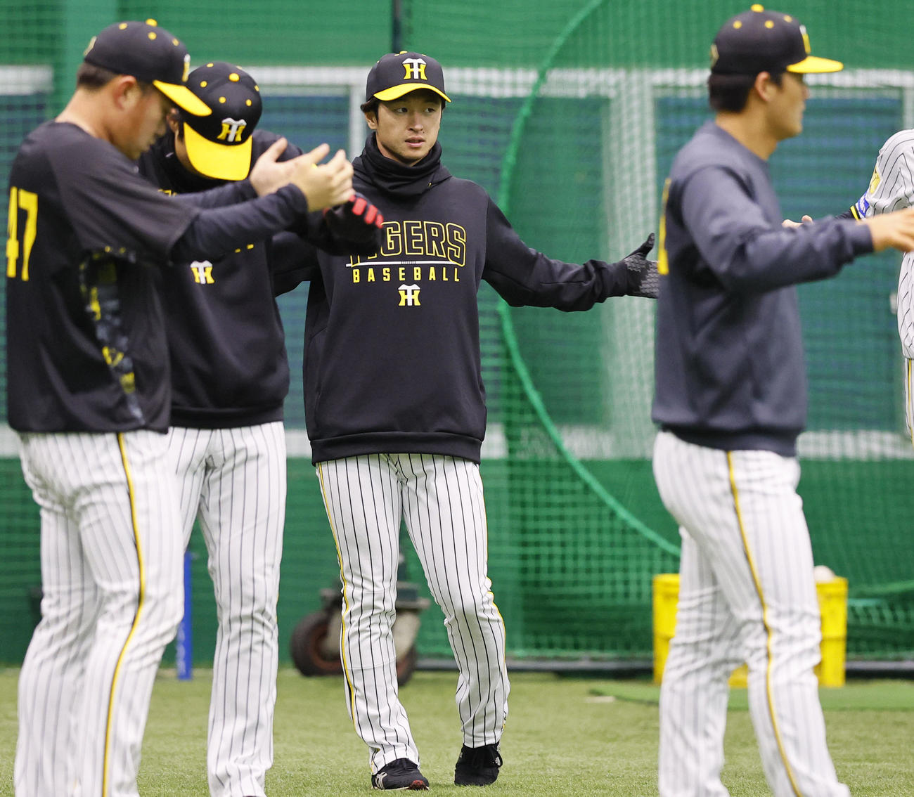 ウオーミングアップする阪神近本（左から3人目）（撮影・藤尾明華）