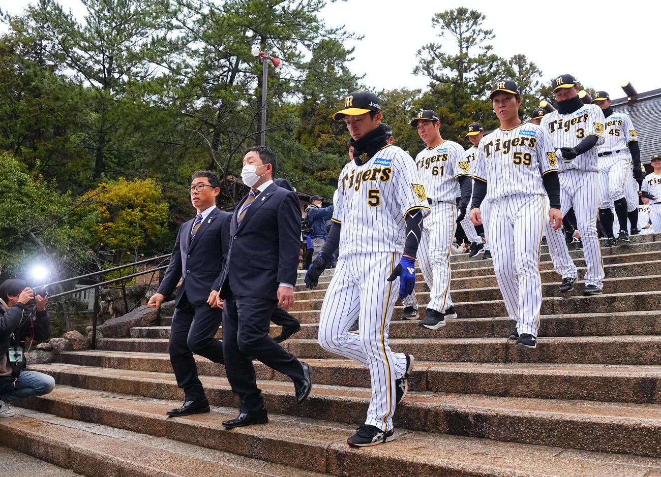 必勝祈願を終え引き揚げる阪神近本（右手前）ら（撮影・藤尾明華）