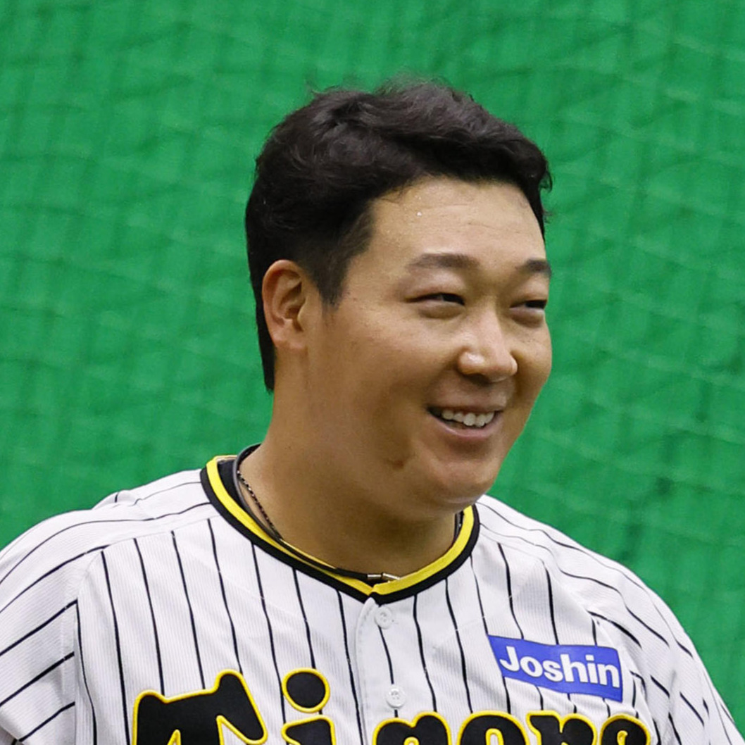 バットを手に笑顔を見せる阪神大山（撮影・藤尾明華）