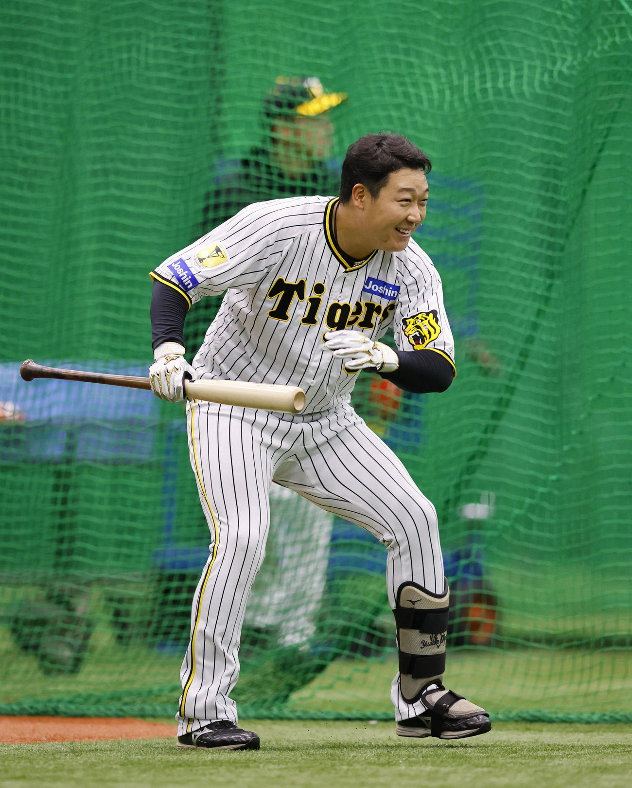バットを手に笑顔を見せる阪神大山（撮影・藤尾明華）