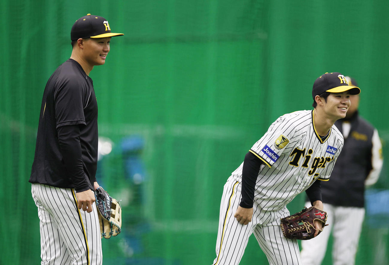 練習で笑顔を見せる阪神森下（左）と中野（撮影・前田充）