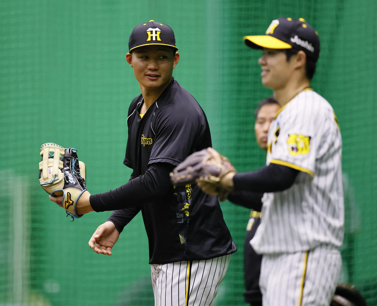 キャッチボールする阪神森下（左）と中野（撮影・藤尾明華）