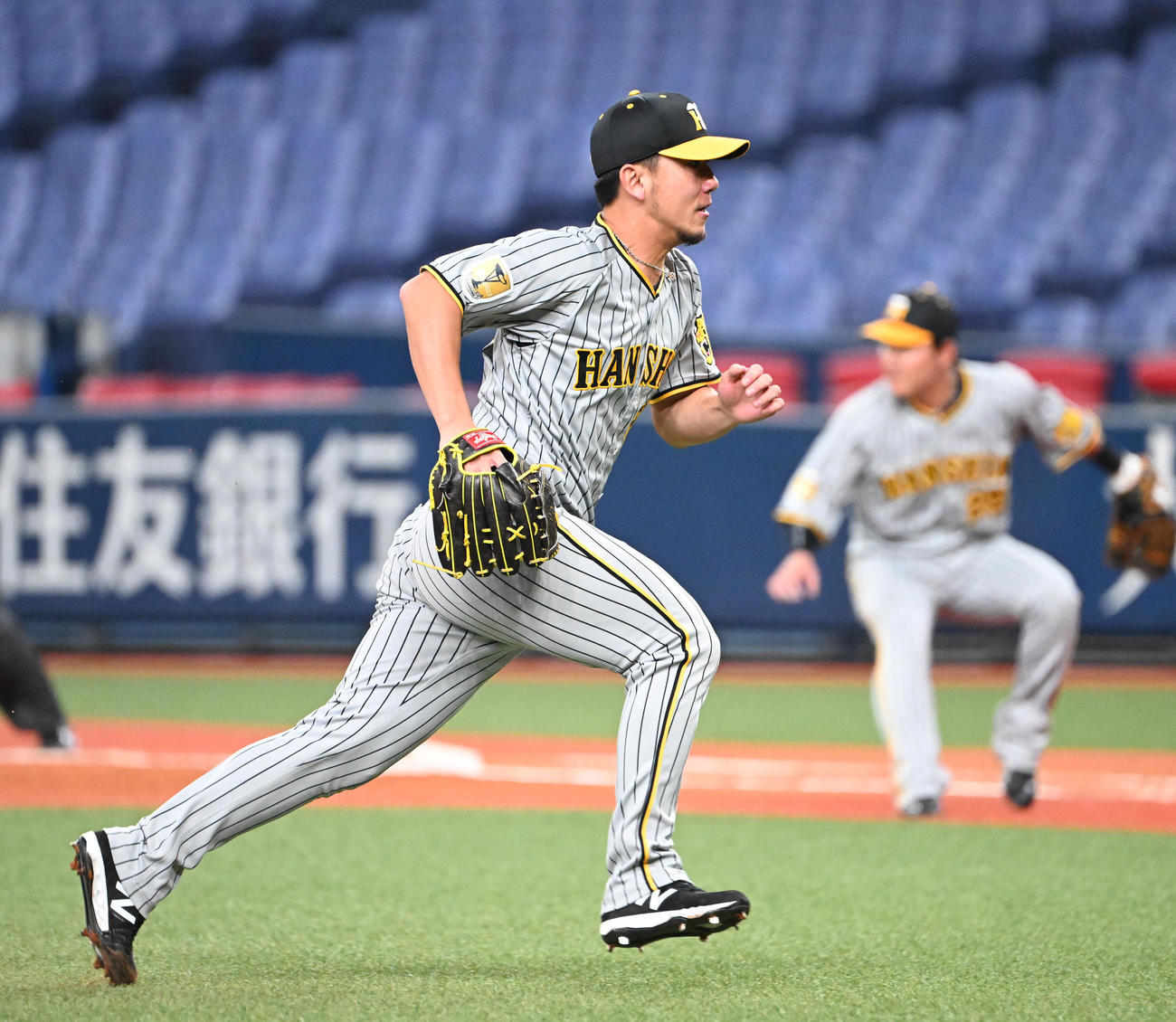 オリックス対阪神　6回裏オリックス無死一塁、若月のバントにダッシュする伊藤将（撮影・和賀正仁）