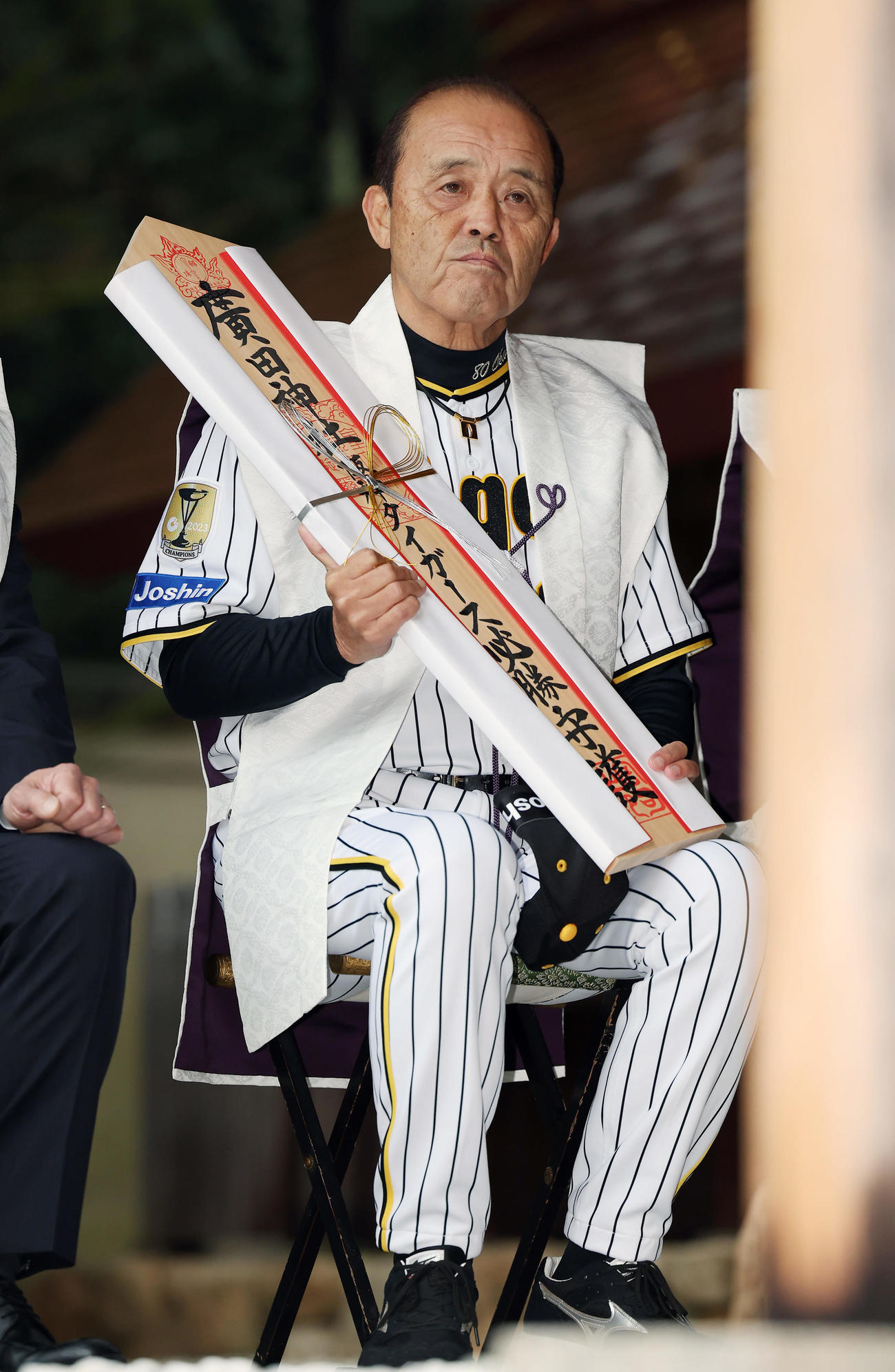 広田神社で必勝祈願を行った阪神岡田監督（撮影・前田充）