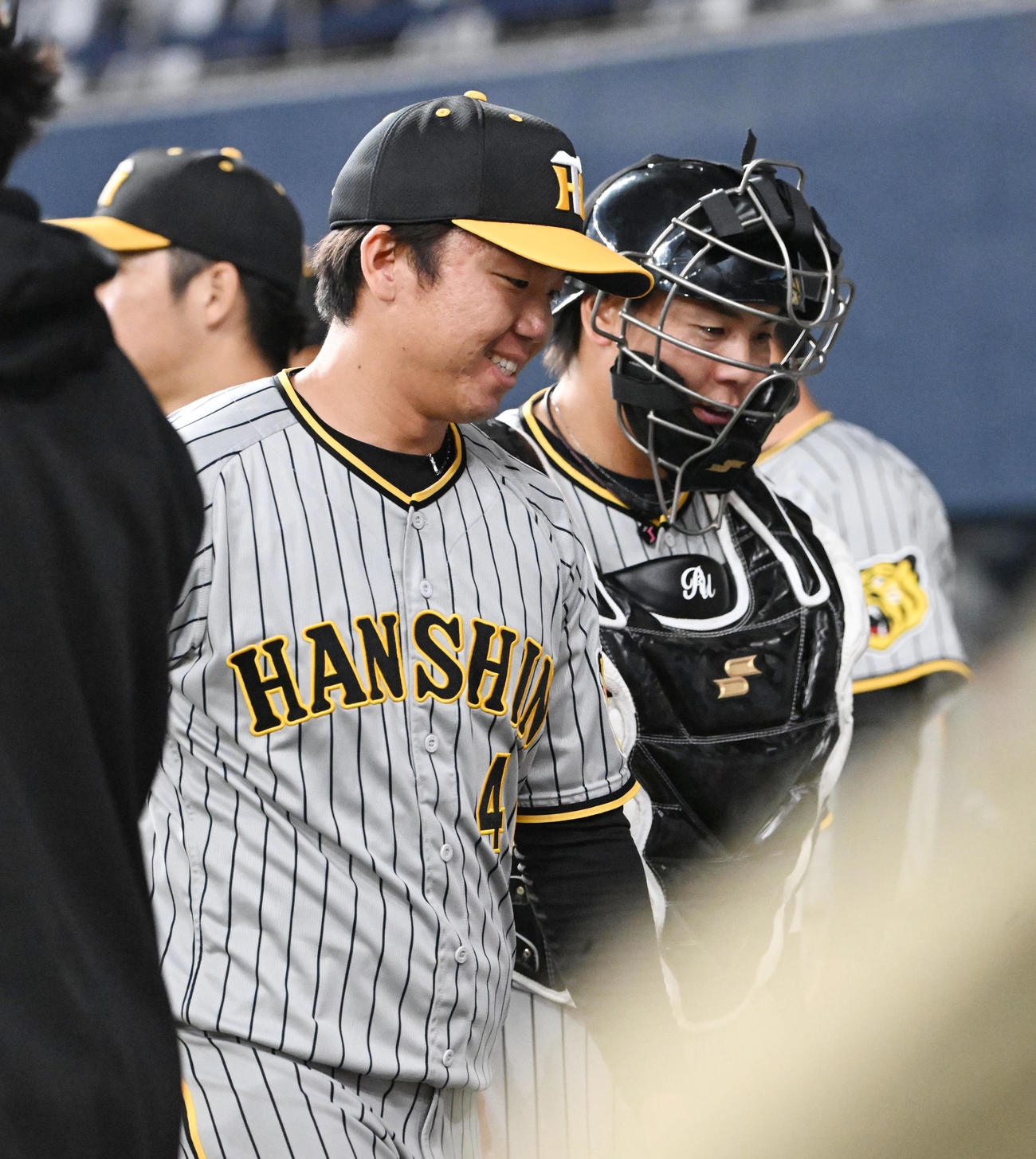 オリックス対阪神　2回を終え、笑顔でベンチに戻る梅野（右）と村上（撮影・和賀正仁）