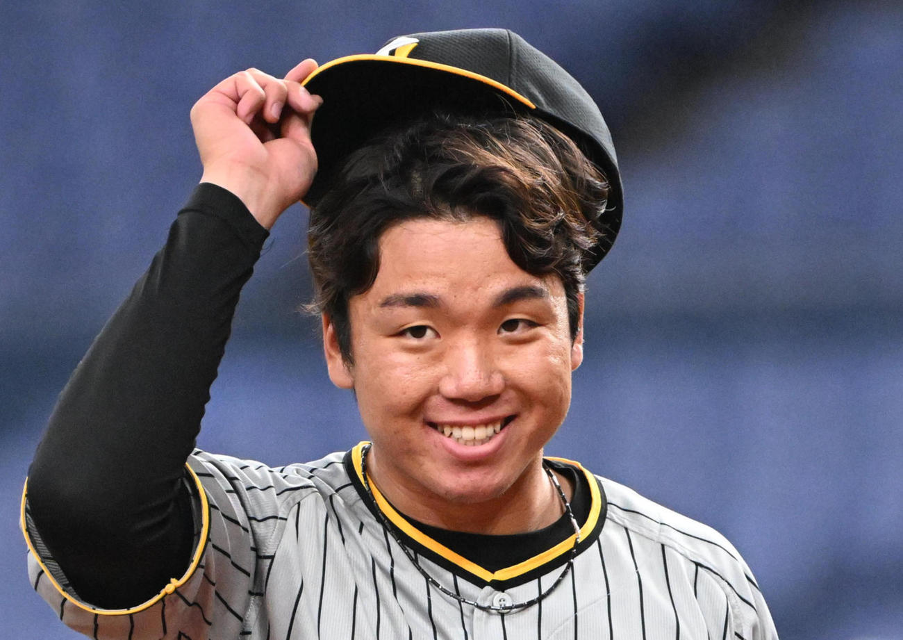 オリックス対阪神　4回を1失点で投げ終え、笑顔でベンチに戻る村上（撮影・和賀正仁）