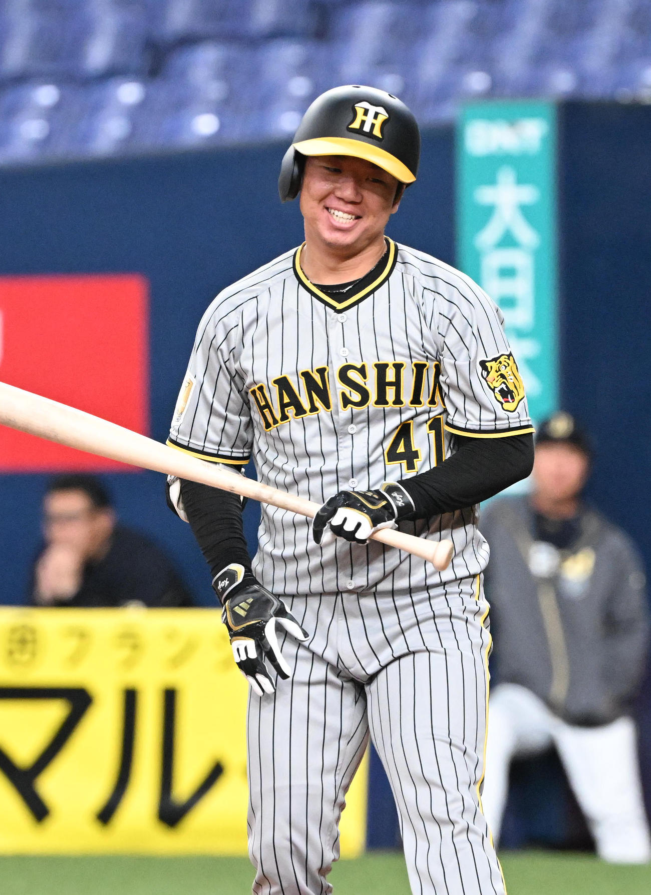 オリックス対阪神　3回表阪神2死、山下の速球に空振り三振し、笑顔を見せる村上（撮影・和賀正仁）