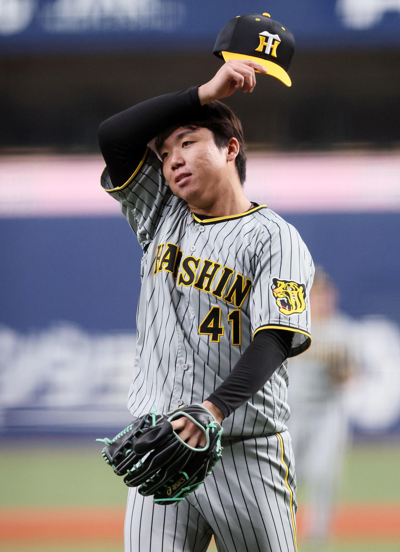 練習試合　オリックス対阪神　1回裏を投げ終えてベンチへ引き揚げる村上（撮影・加藤哉）