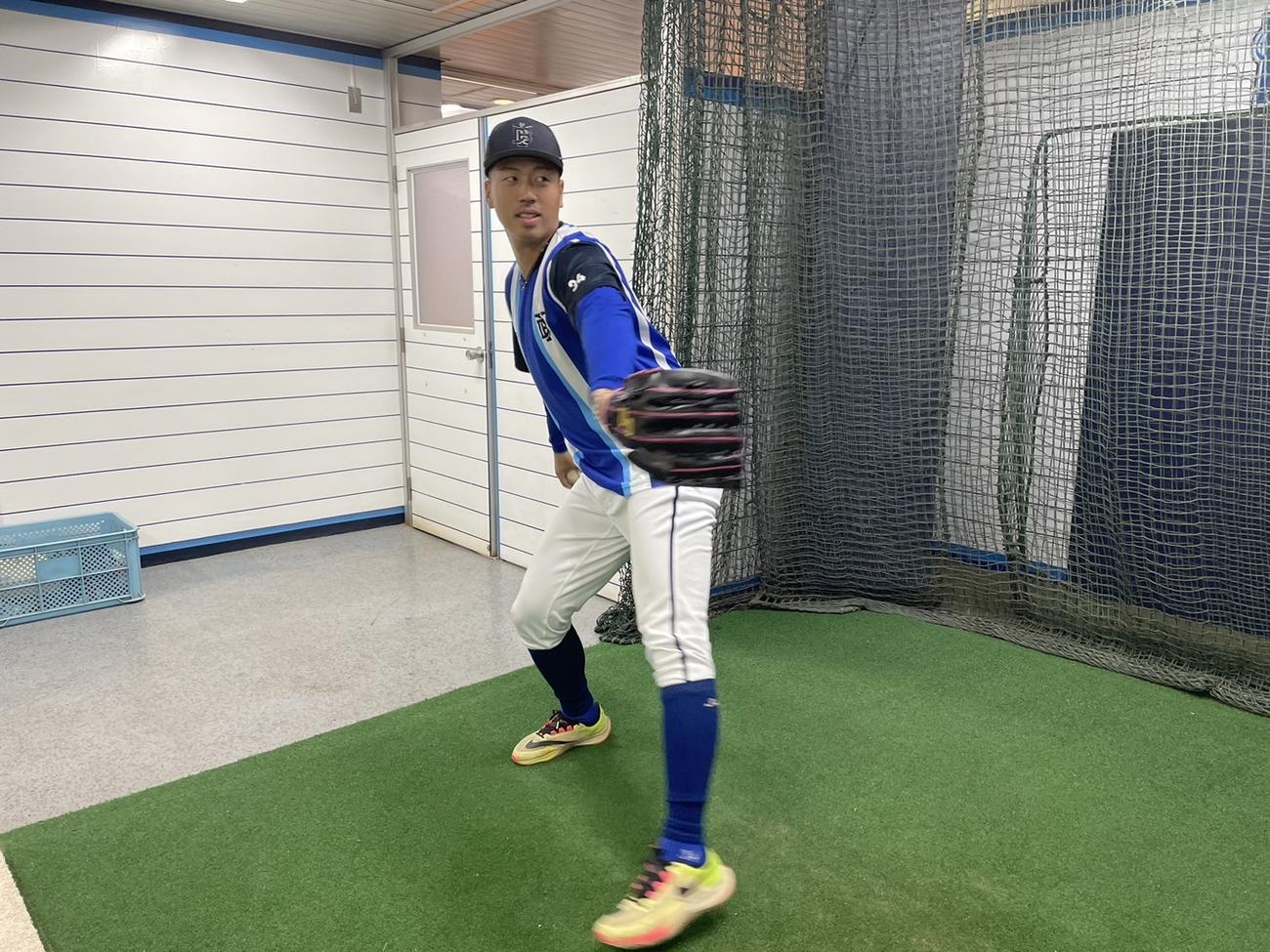 室内練習場で調整したDeNAドラフト2位の松本凌（球団提供）