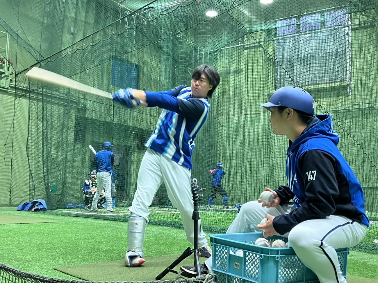 室内練習場でティー打撃するDeNAドラフト4位の石上（球団提供）