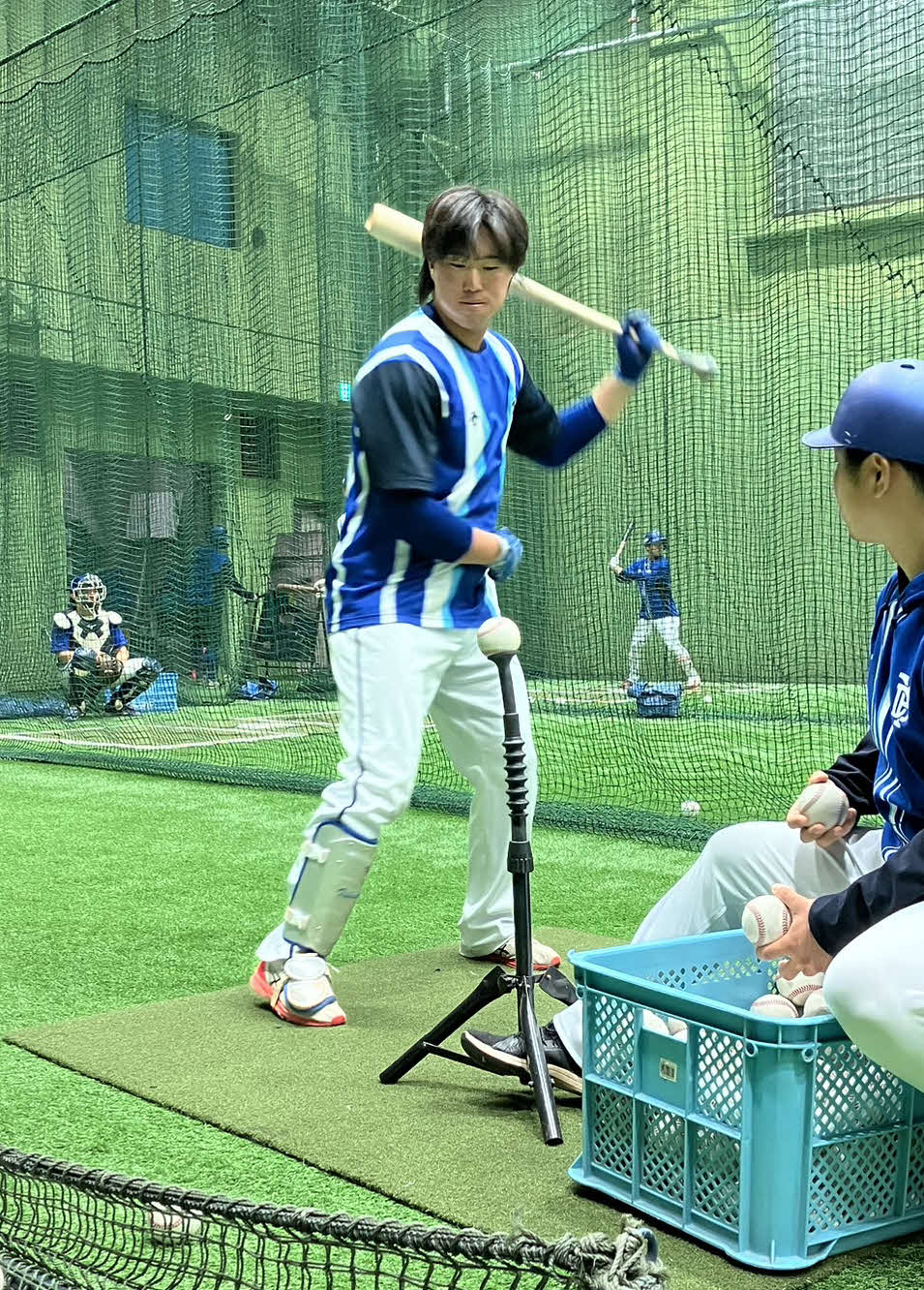 室内練習場でティー打撃するDeNAドラフト4位の石上（球団提供）