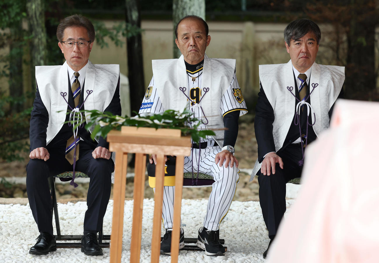 広田神社で必勝祈願を行った阪神岡田監督（中央）。左は粟井球団社長、右は杉山オーナー（撮影・前田充）