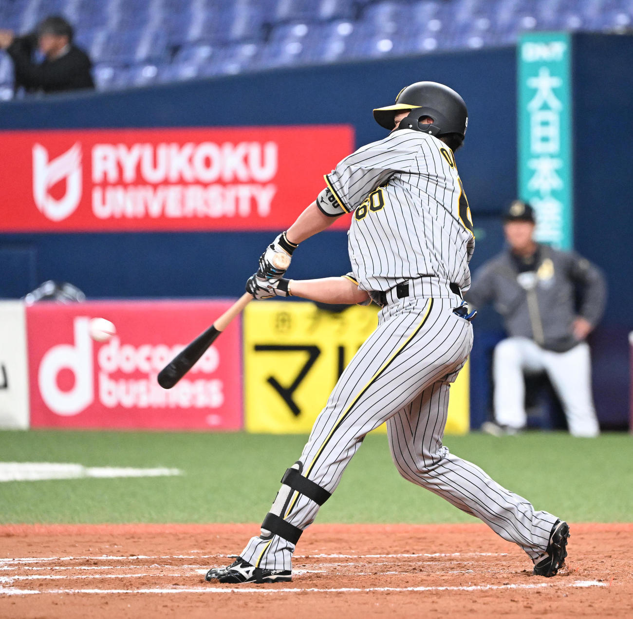 オリックス対阪神　9回表阪神2死一塁、左中間に適時打（ランホーかも？）を放つ小野寺（撮影・和賀正仁）