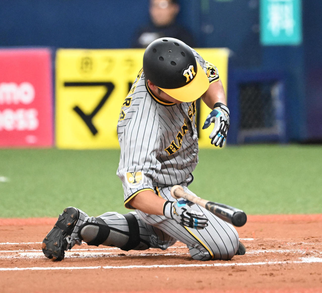 オリックス対阪神　7回表阪神無死、死球を受ける小野寺（撮影・和賀正仁）