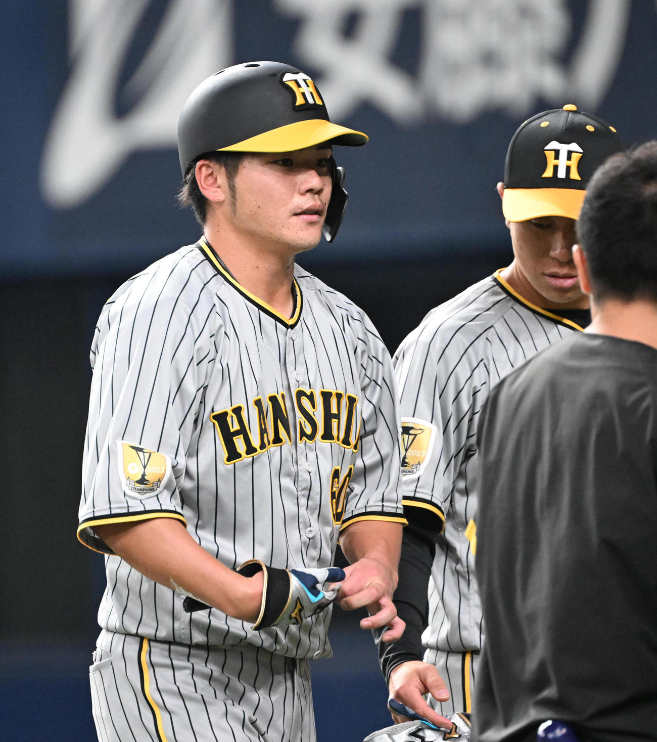 オリックス対阪神　7回表阪神無死、死球を受ける小野寺（撮影・和賀正仁）