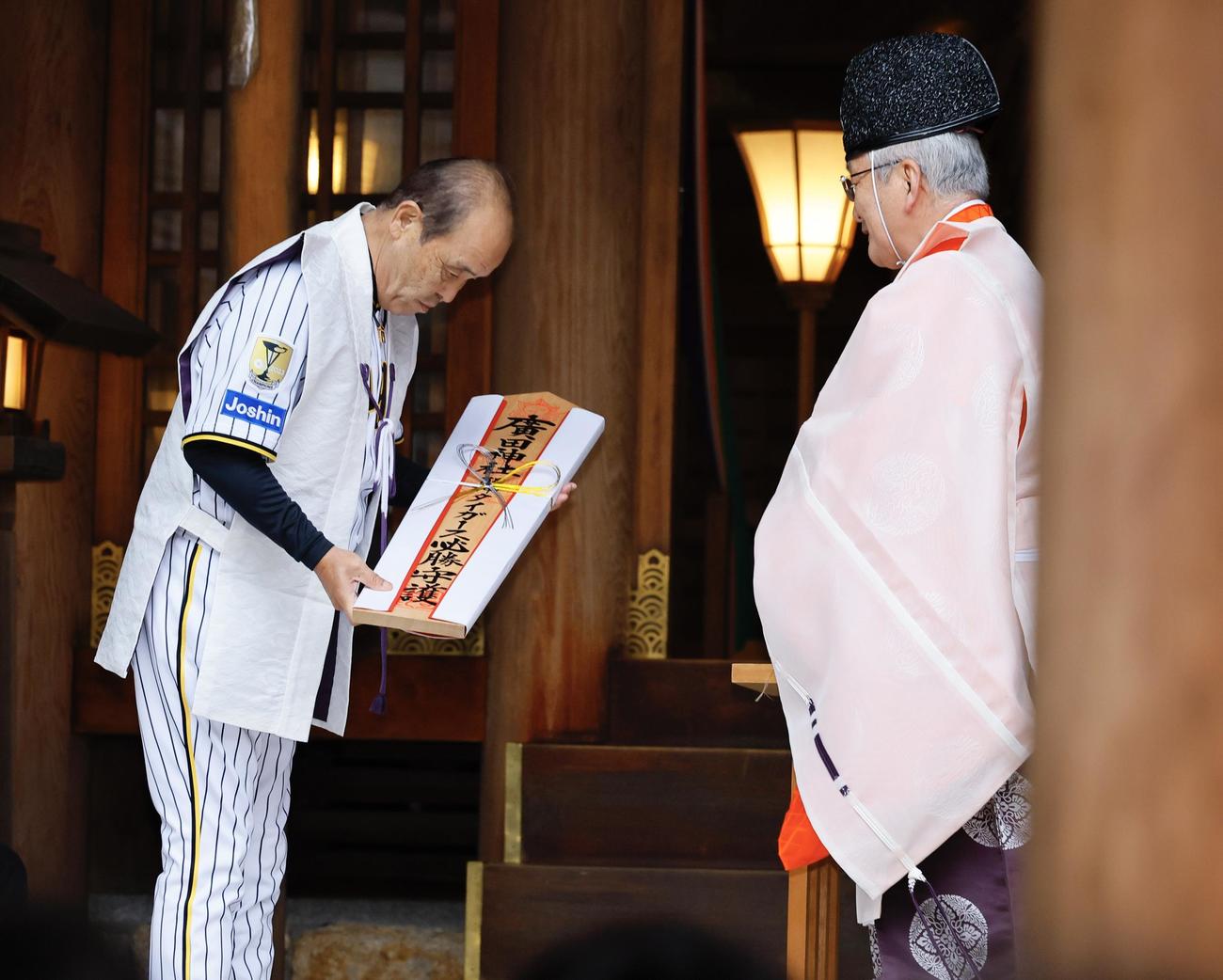 必勝祈願で、必勝守護受け取る阪神岡田監督（撮影・藤尾明華）