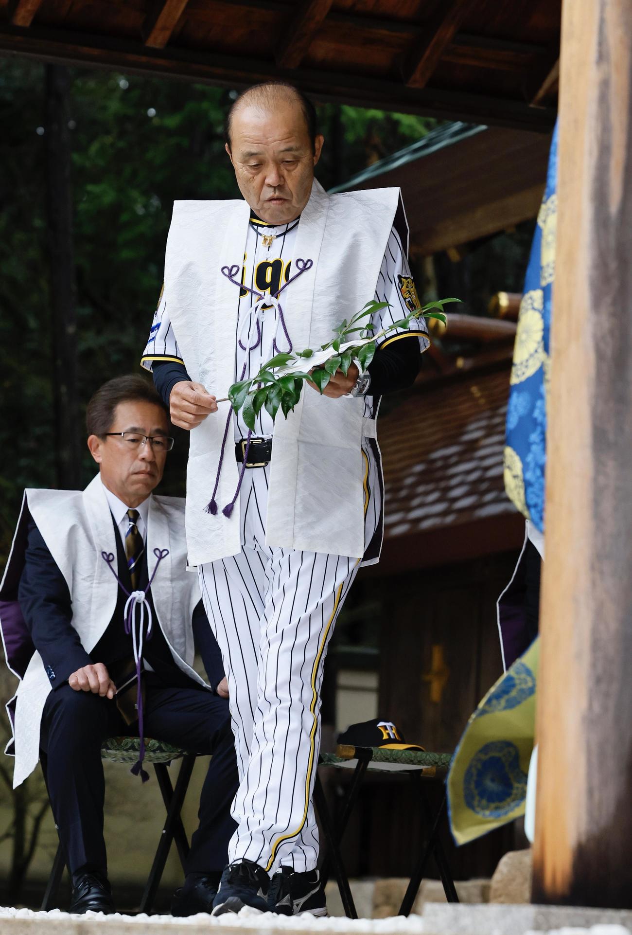 必勝祈願で玉串を奉納する岡田監督（撮影・藤尾明華）