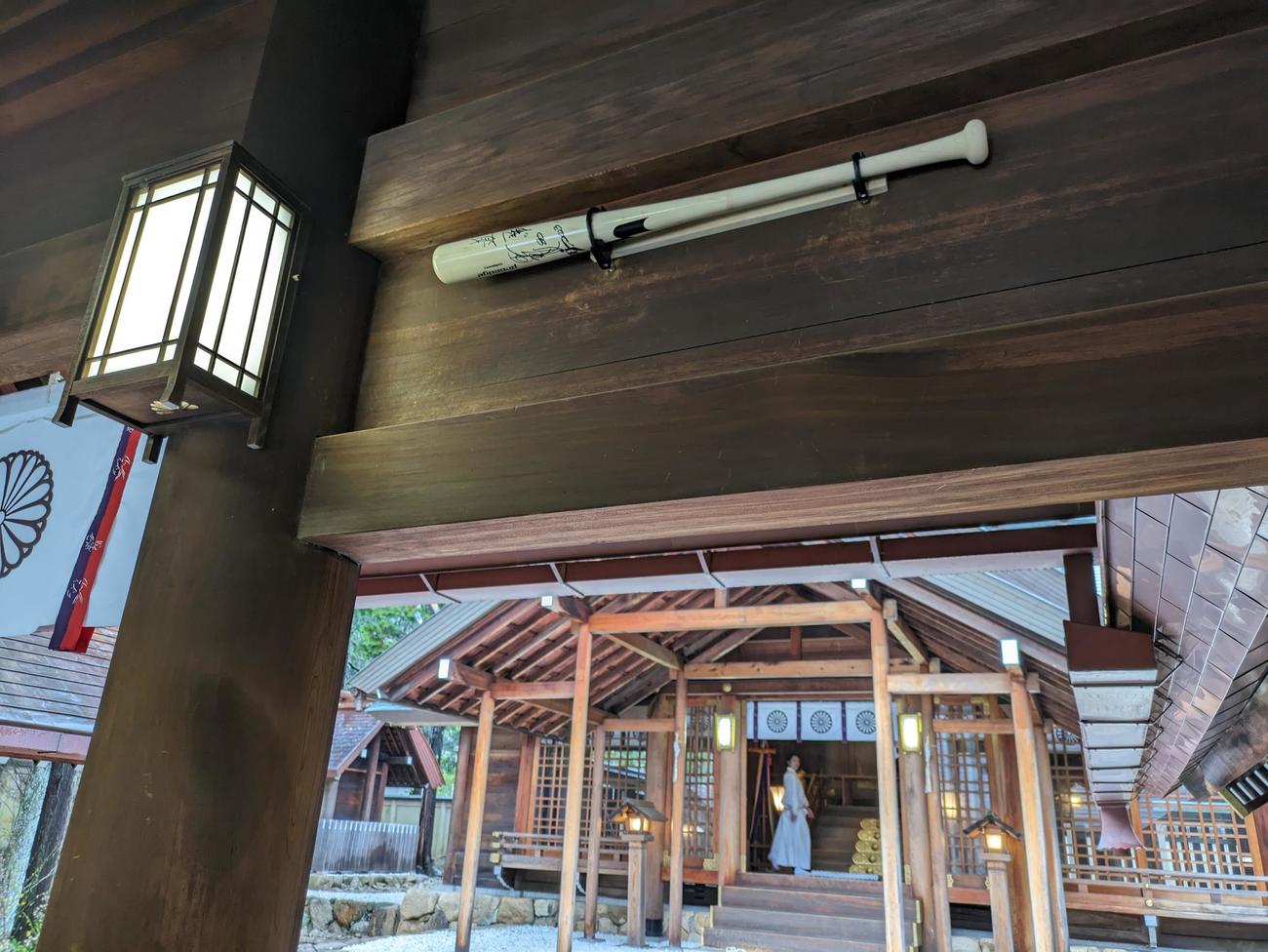昨年の日本シリーズ後、広田神社に奉納された阪神岡田監督のサイン入りバット＝2024年3月26日