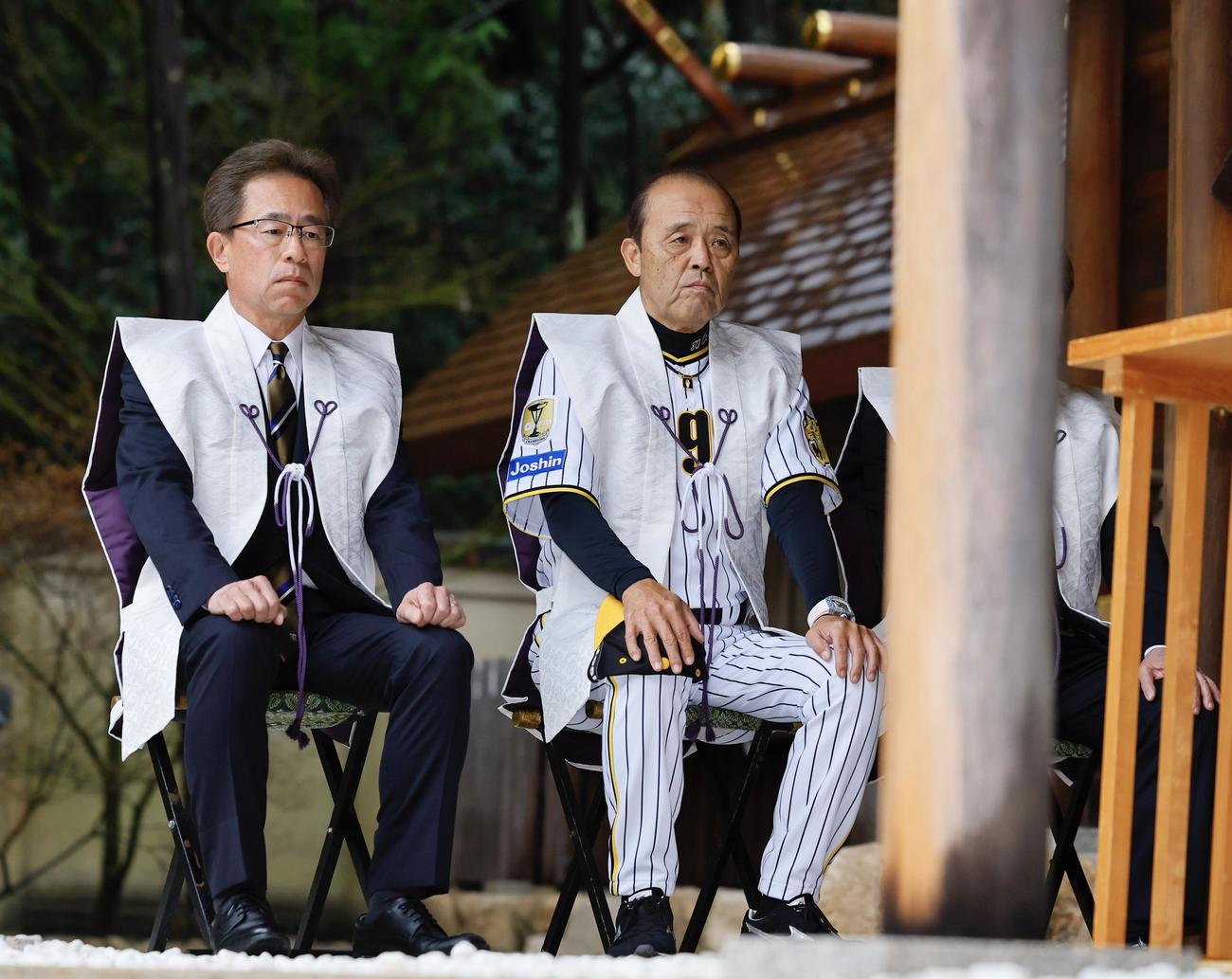 必勝祈願を行う（左から）阪神粟井一夫球団社長、岡田彰布監督（撮影・藤尾明華）