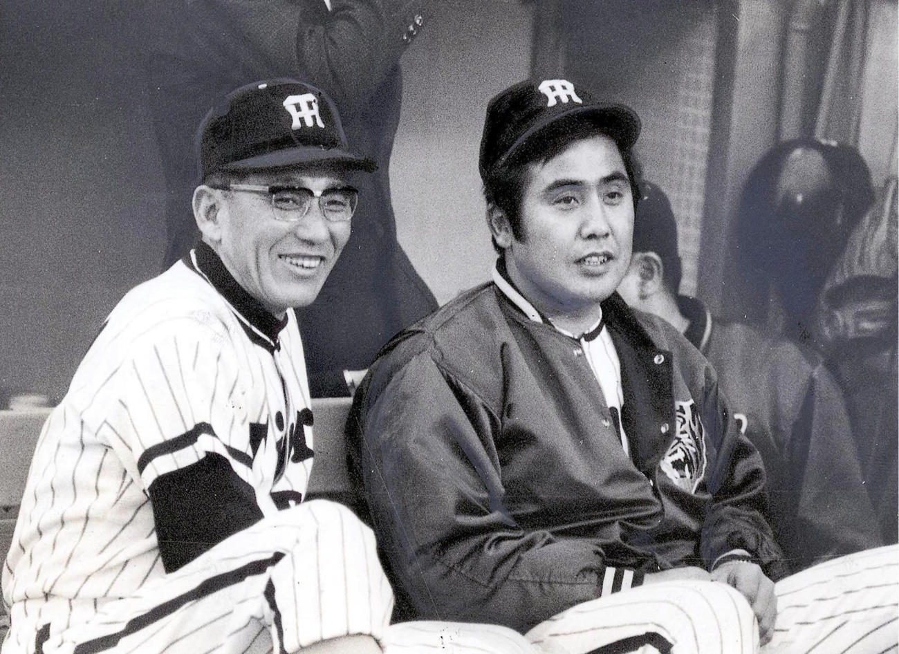 1972年　金田正泰ヘッドコーチ（左）と話す阪神・村山実選手兼任監督