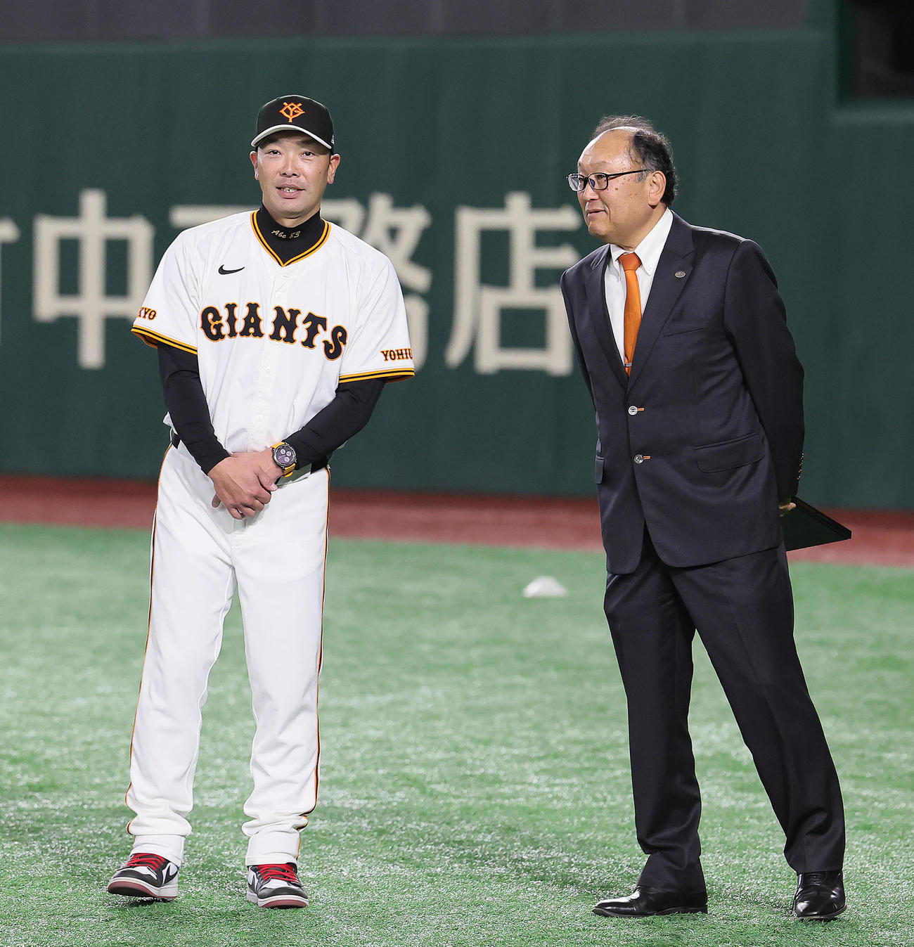 球団のブランドブック発表会を前に談笑する巨人の阿部監督（左）と今村球団社長（撮影・足立雅史）