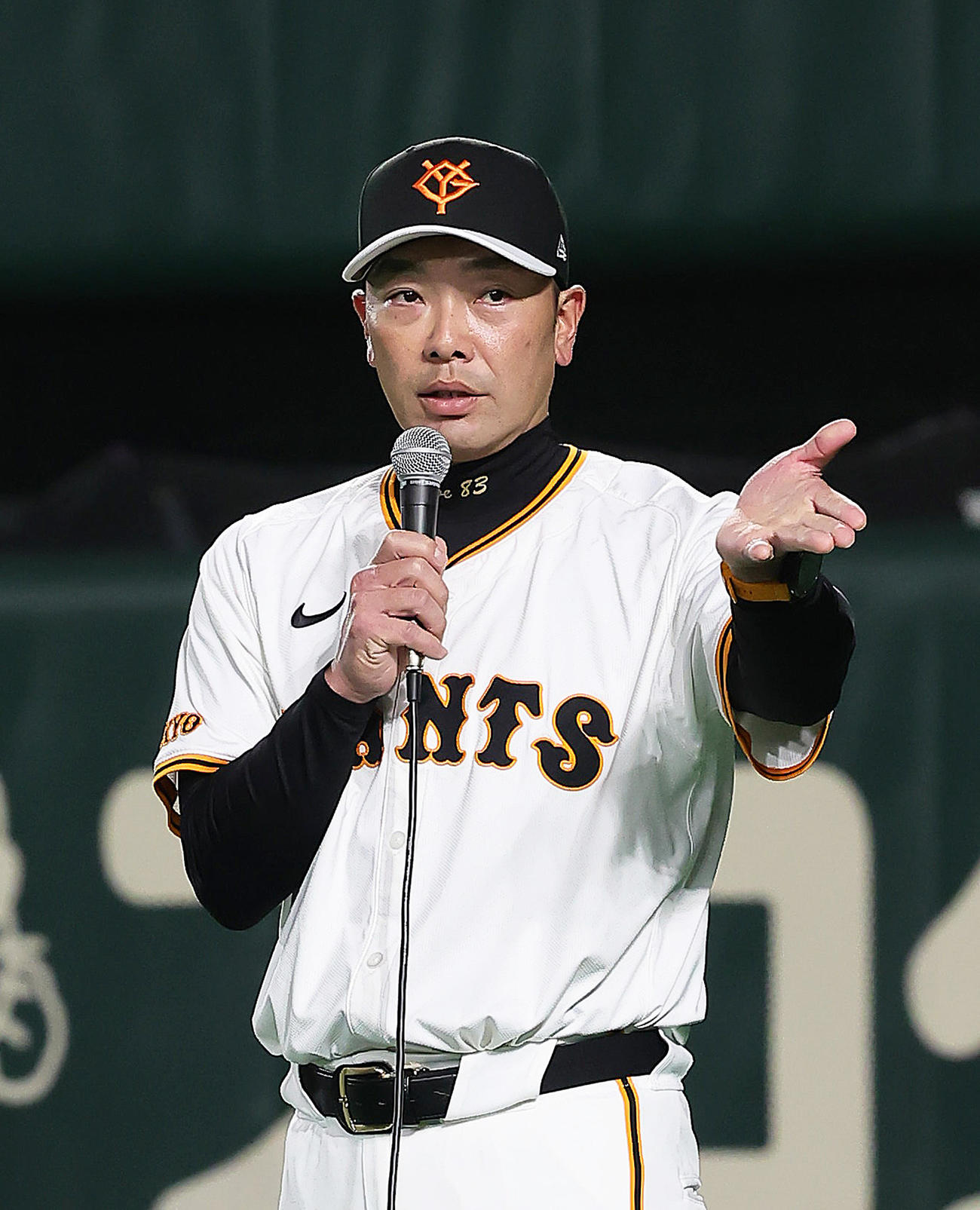 球団のブランドブック発表会で選手、スタッフらを前に話す巨人阿部監督（撮影・足立雅史）