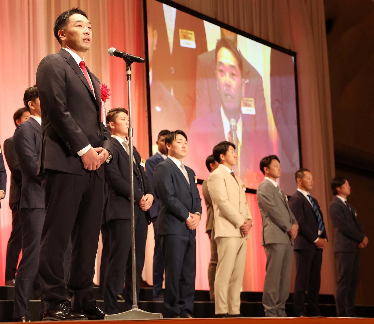 激励会であいさつする巨人阿部監督（手前）（球団提供）