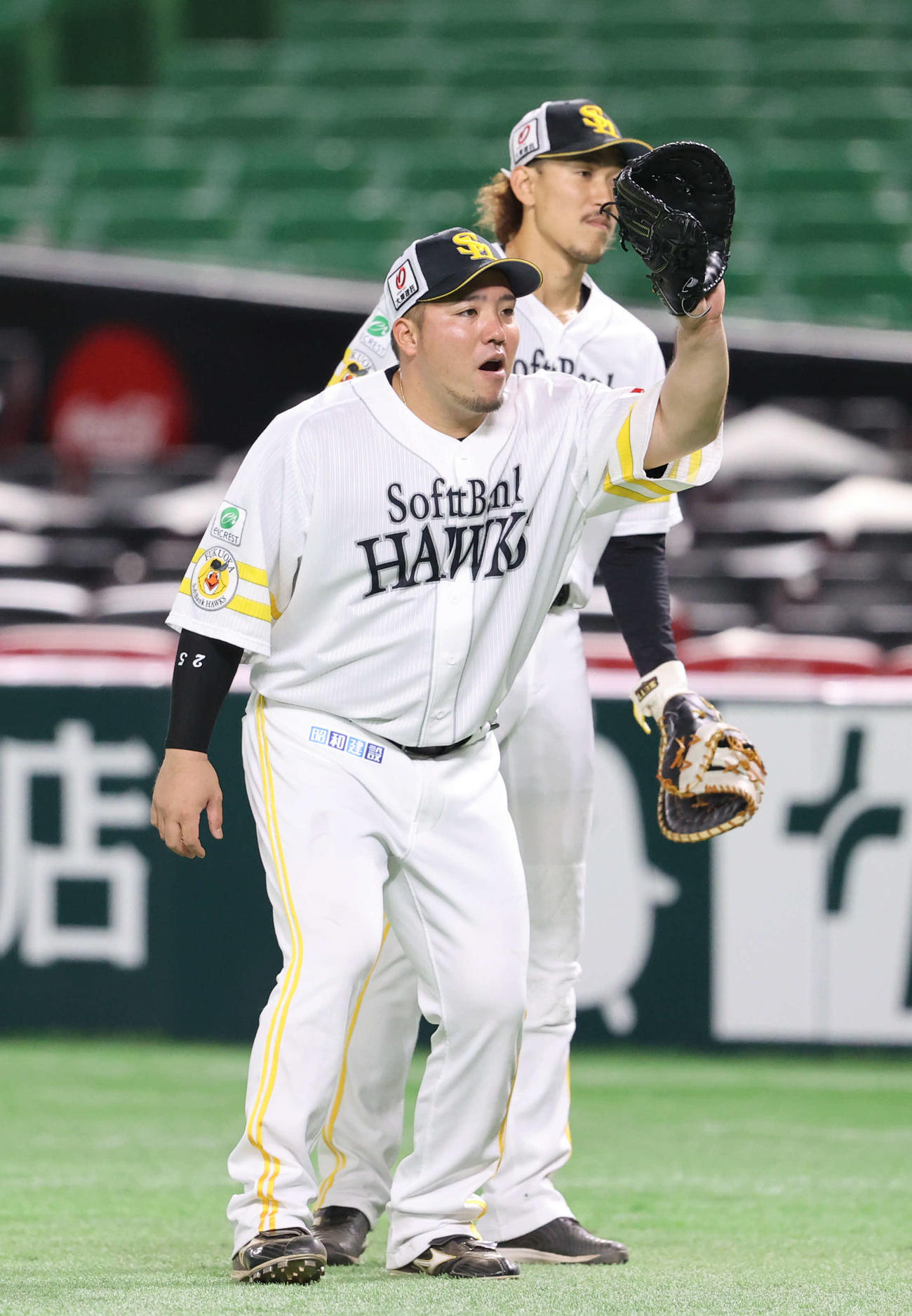 守備練習で軽快な動きを見せる山川（撮影・梅根麻紀）