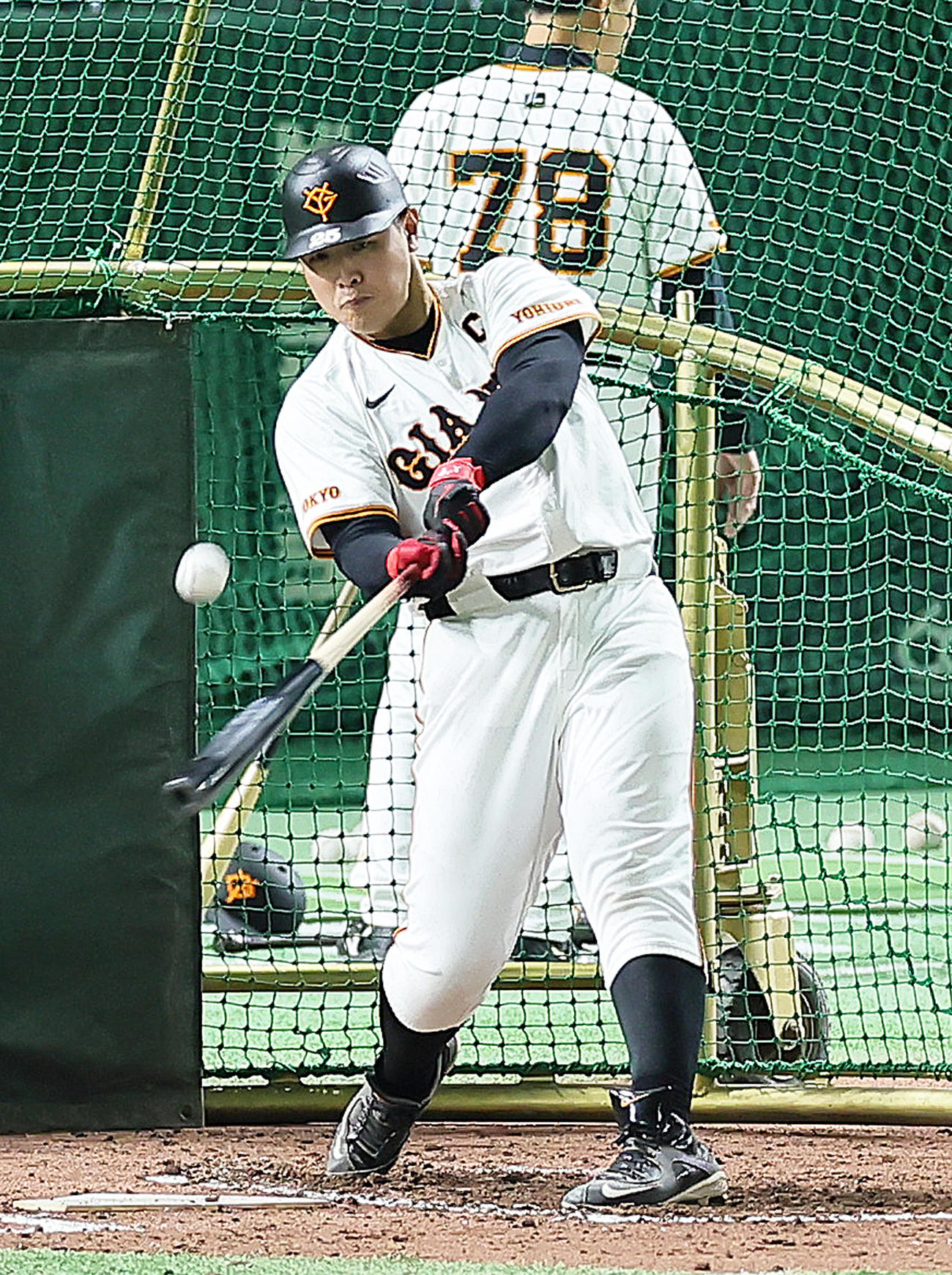 フリー打撃で柵越えする巨人岡本和（撮影・足立雅史）
