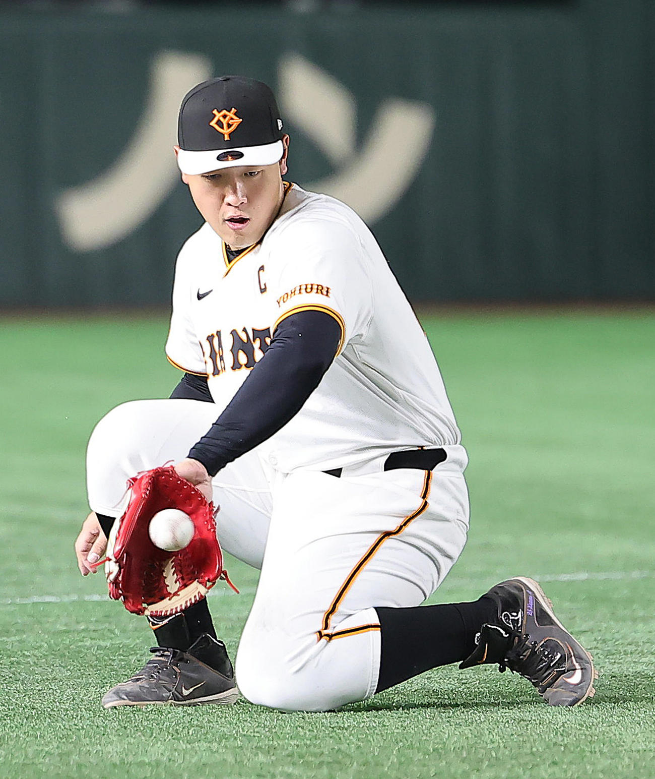 内野守備練習を行う巨人岡本和（撮影・足立雅史）