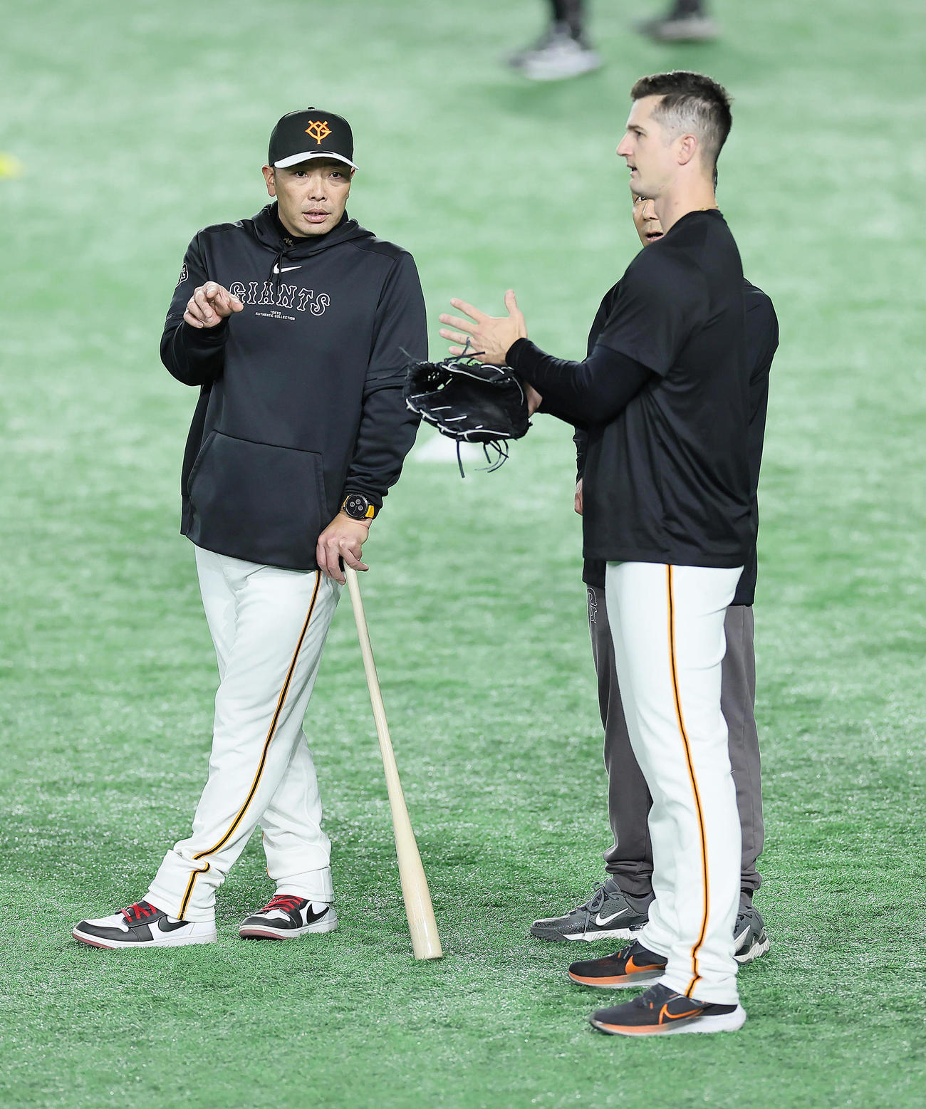 練習中、巨人グリフィン（右）と話す阿部監督（撮影・足立雅史）