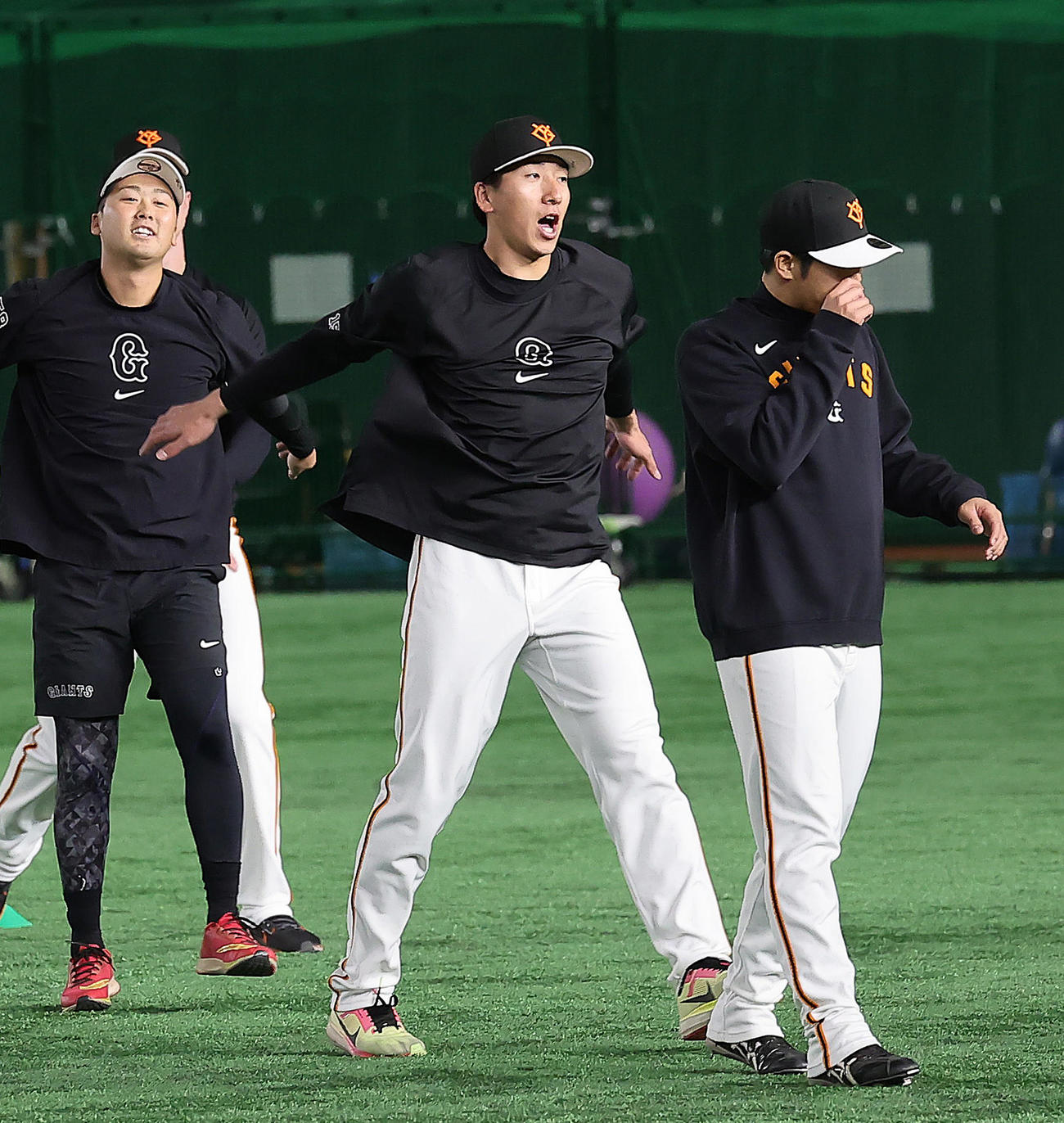 練習に臨む巨人大勢（中央）（撮影・足立雅史）