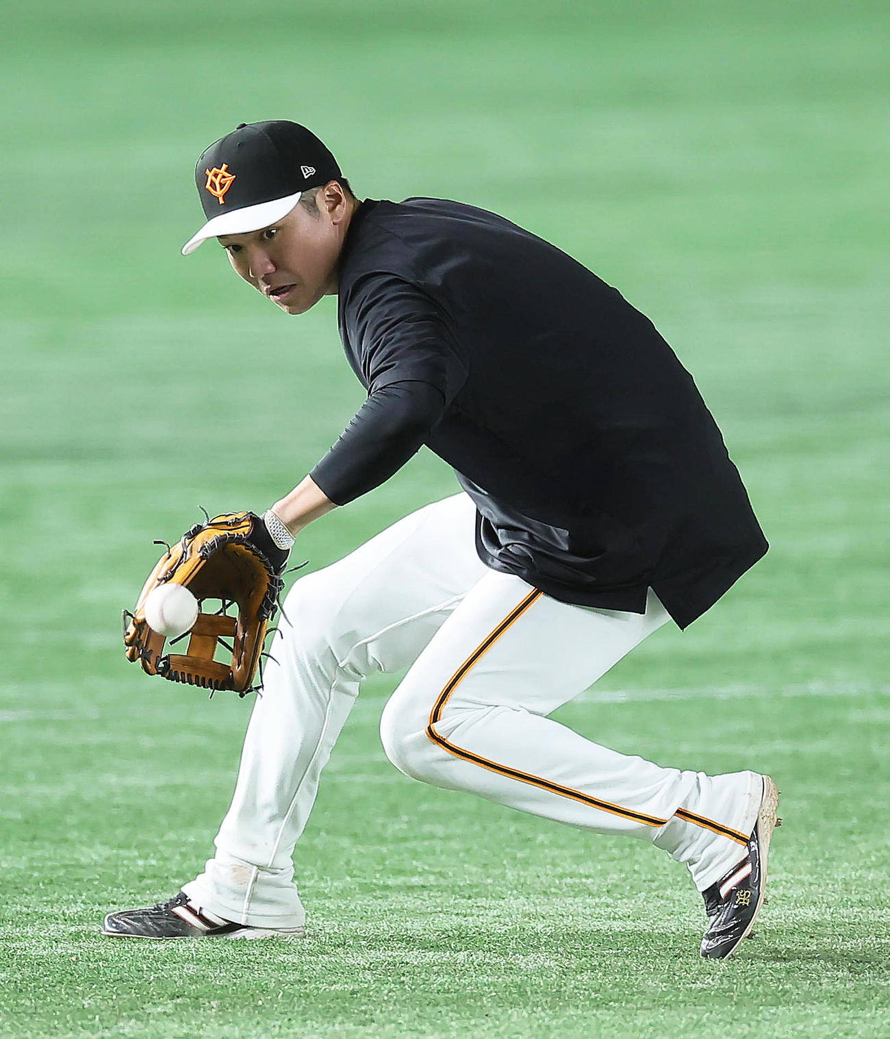 内野ノックを受ける巨人坂本（撮影・足立雅史）