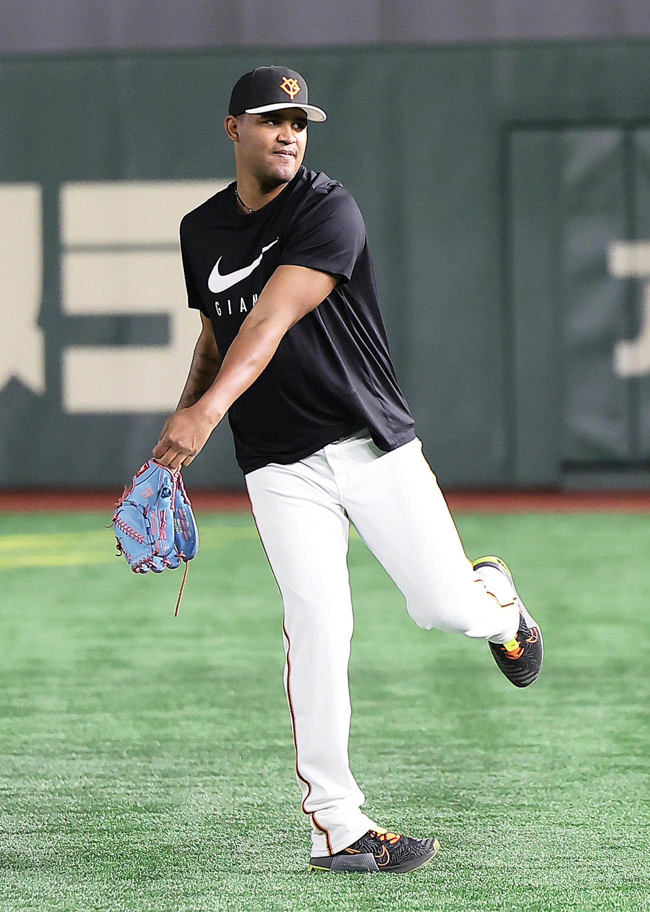 キャッチボールで調整する巨人メンデス（撮影・足立雅史）