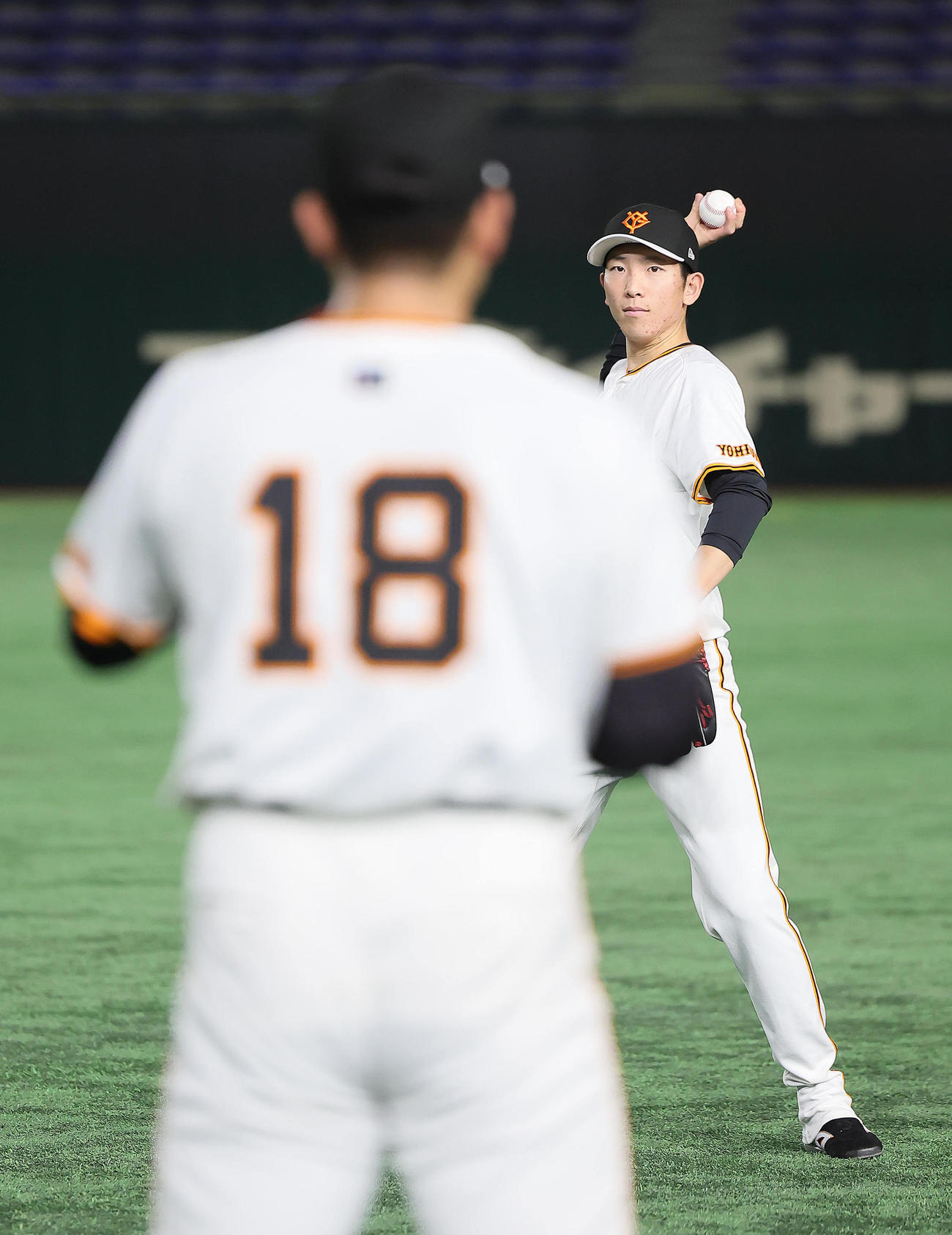巨人菅野（手前）を相手にキャッチボールする戸郷（撮影・足立雅史）