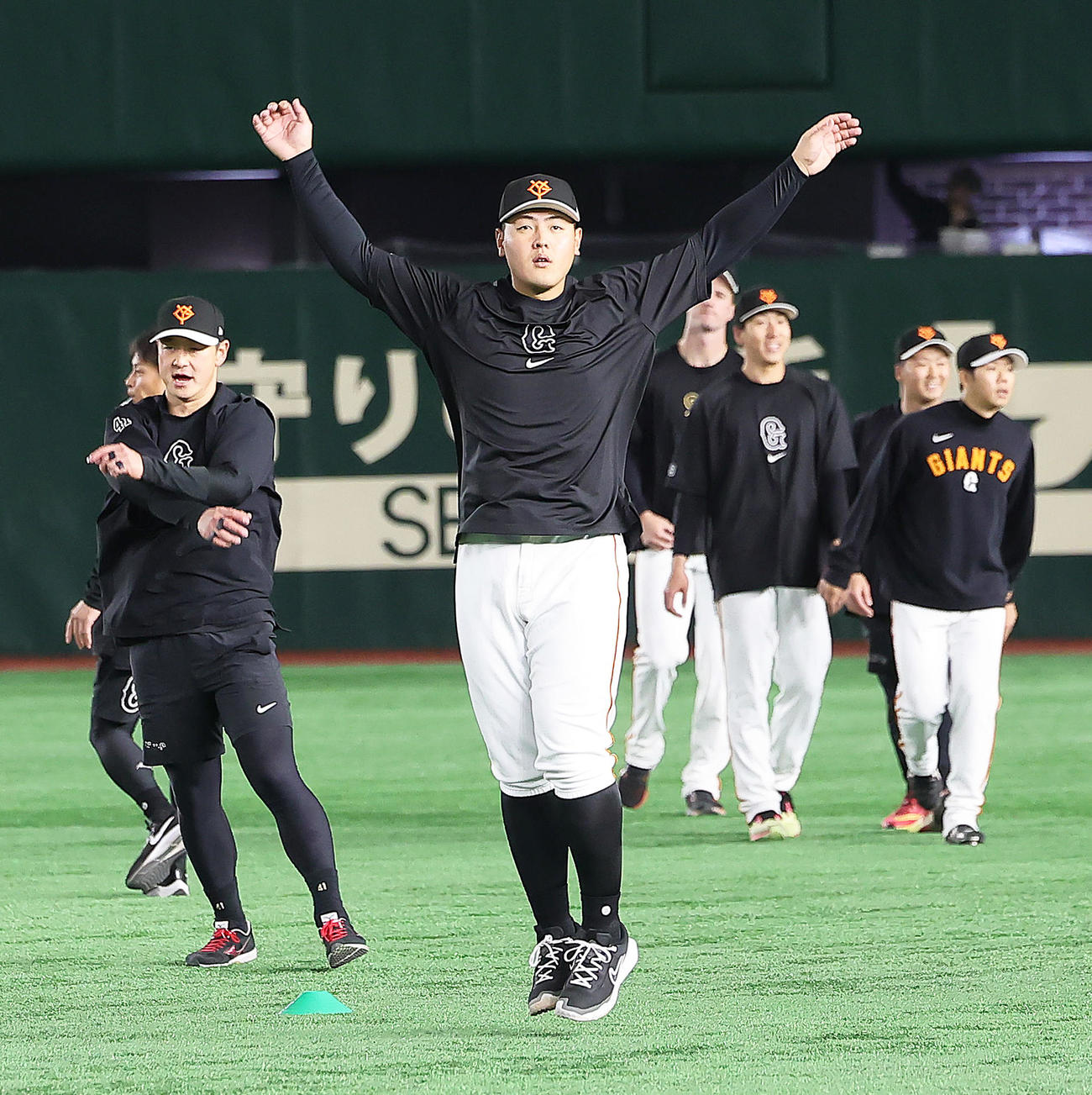 練習で体を動かす巨人岡本和（中央）（撮影・足立雅史）