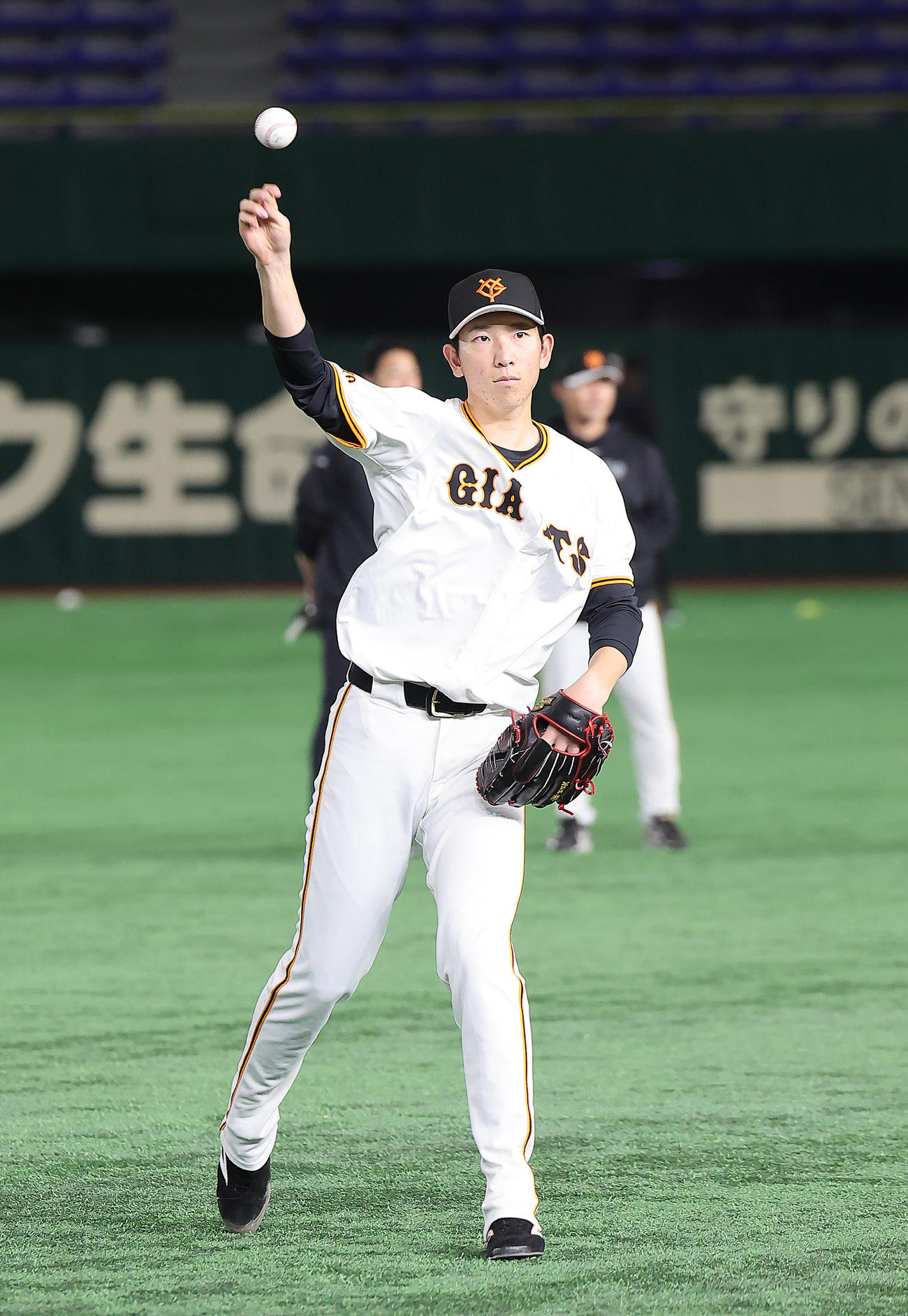 キャッチボールで調整する巨人戸郷（撮影・足立雅史）