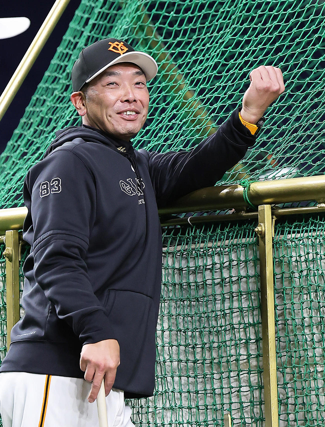 練習中、笑顔を見せる巨人阿部監督（撮影・足立雅史）